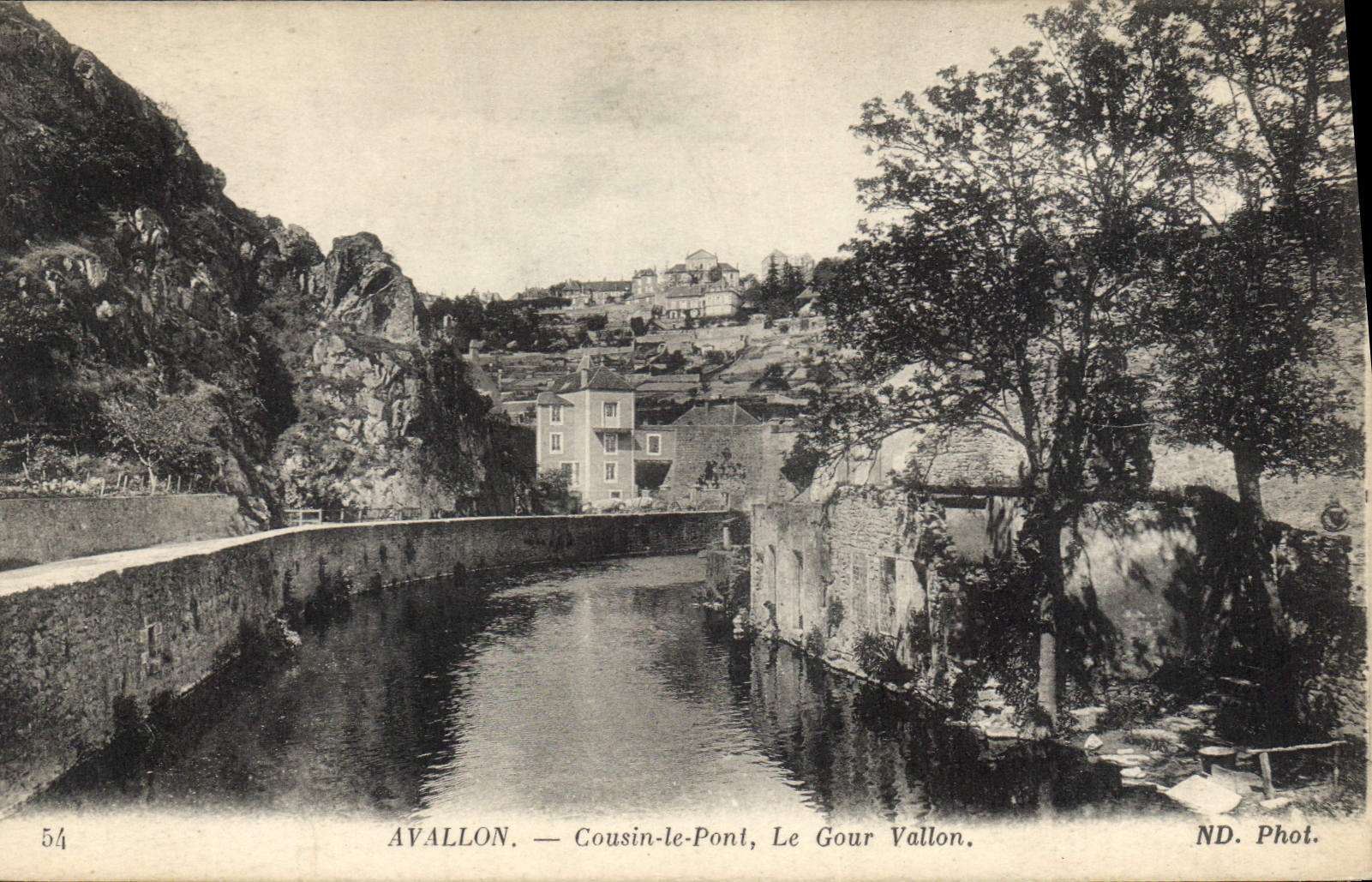 Avallon — Cousin-le-Pont, Le Gour Vallon — ND. Phot.