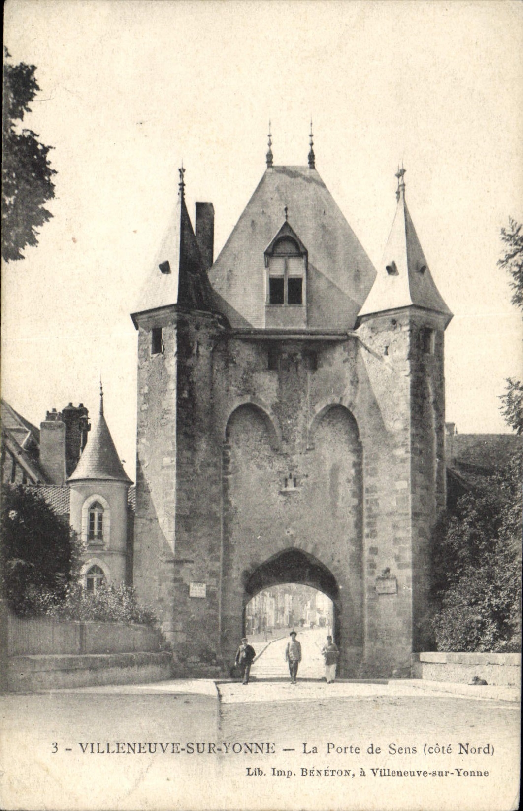 Villeneuve-sur-Yonne — La Porte de Sens (côté Nord) — Lib. Imp. BÉNÉTON, à Villeneuve-sur-Yonne