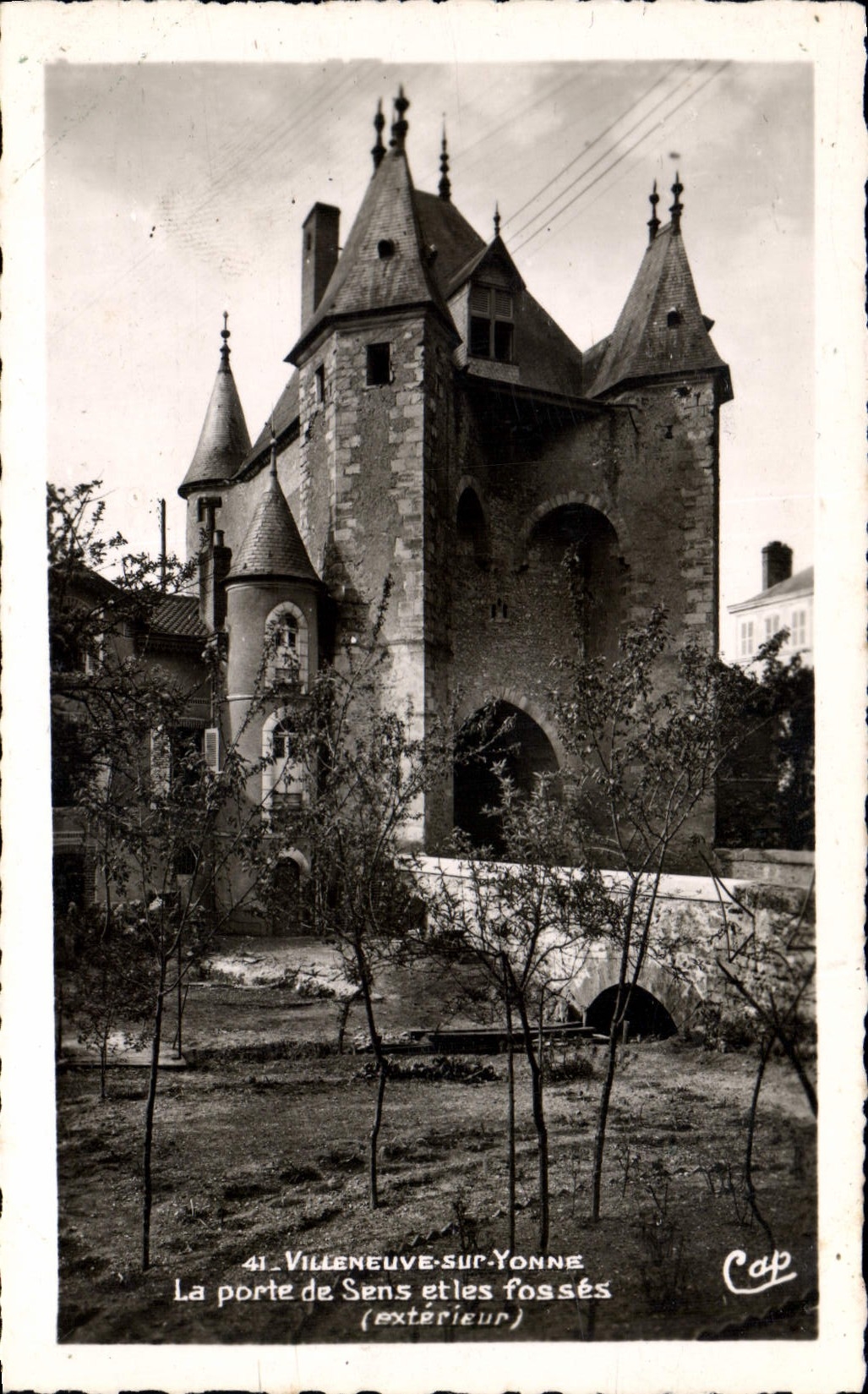 Villeneuve-sur-Yonne — De poort van Sens en de grachten (buiten) — Cap