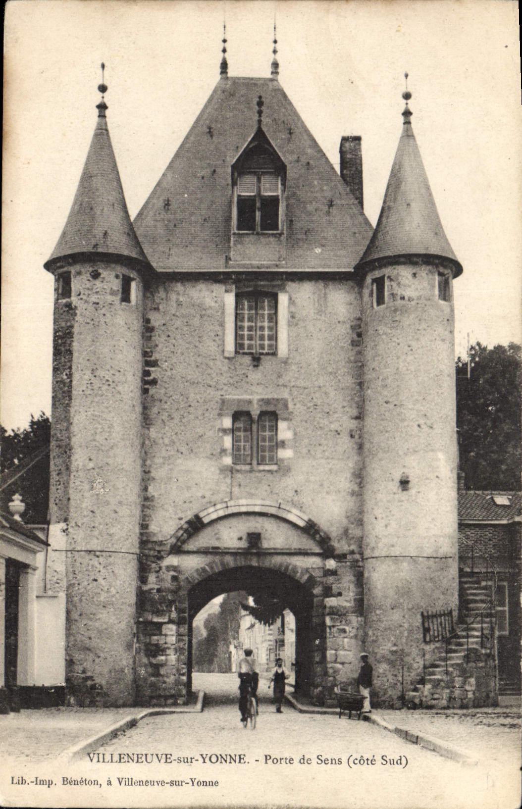 Villeneuve-sur-Yonne — Porte de Sens (côté Sud) — Lib.-Imp. Bénéton, à Villeneuve-sur-Yonne