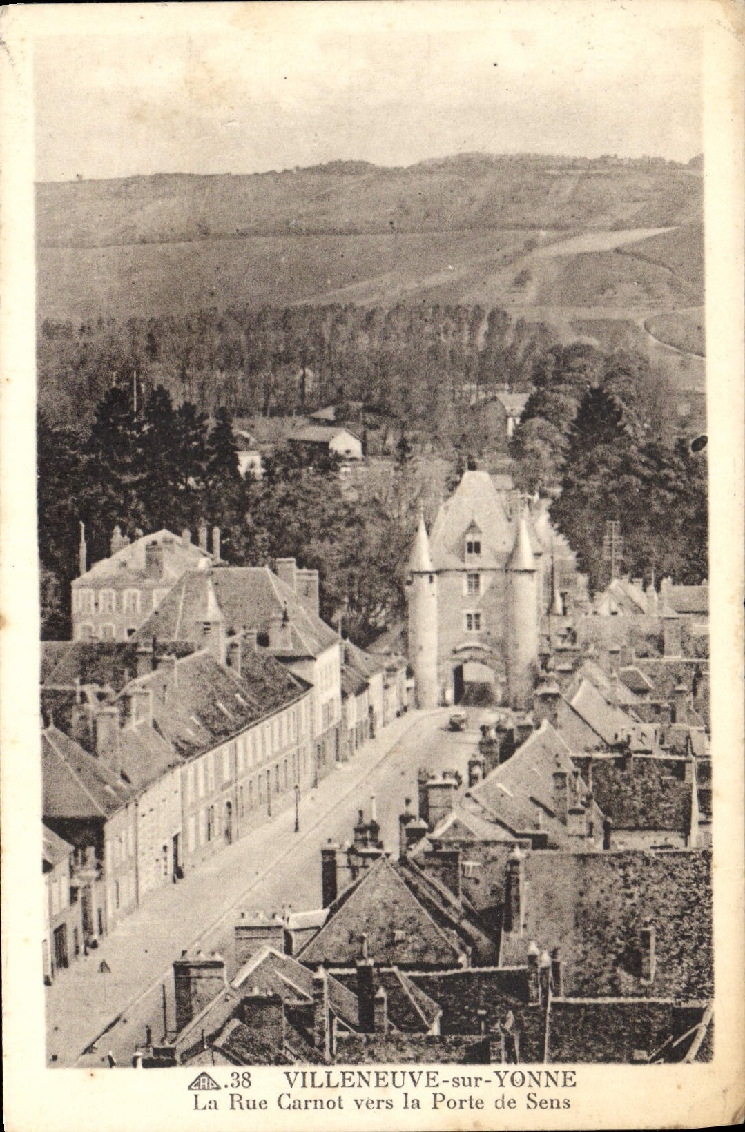 Villeneuve-sur-Yonne — La Rue Carnot hacia la Puerta de Sens — editor CHA.38