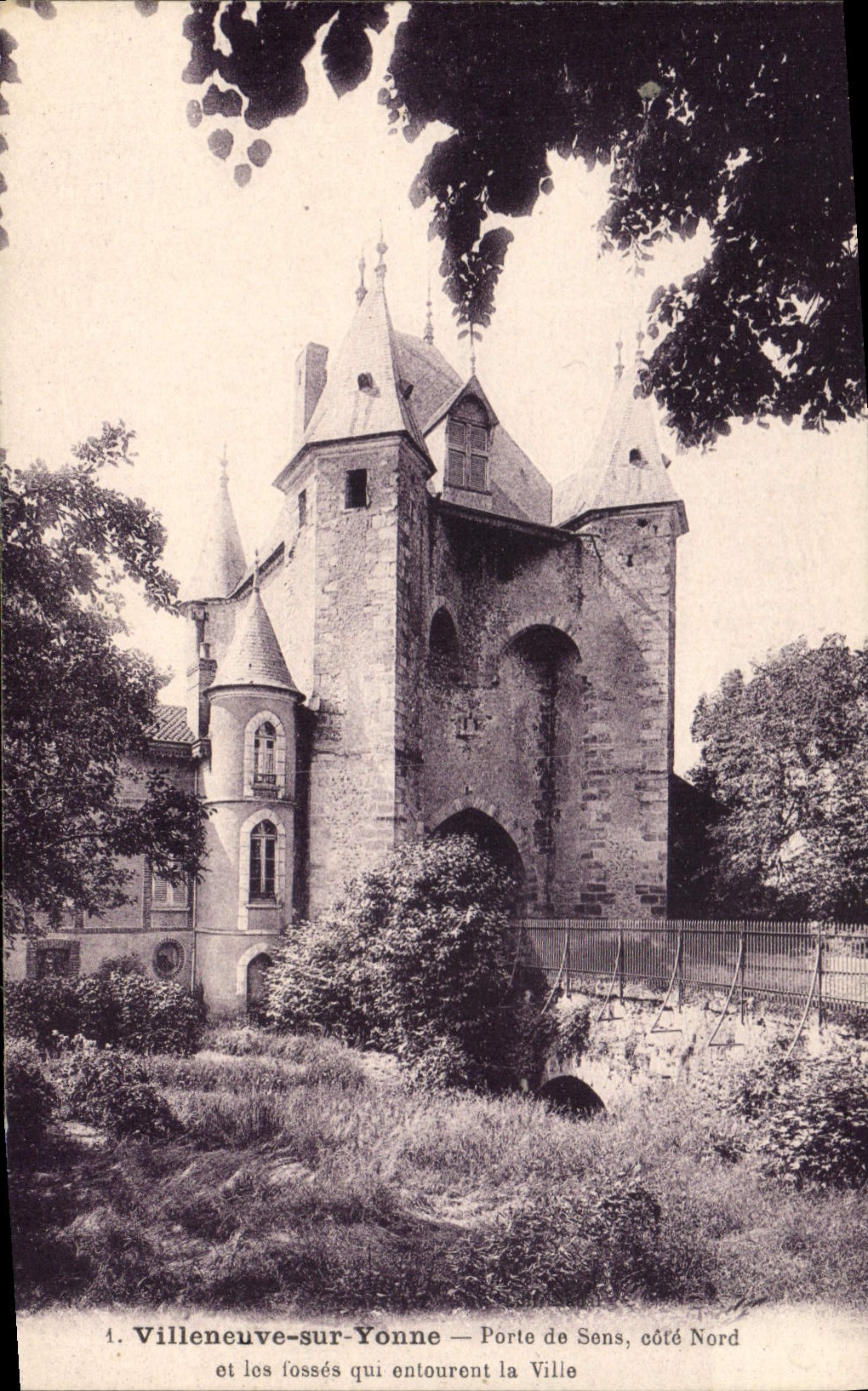 CPA Villeneuve sur Yonne Porte de Sens Cote Nord et les Fosses qui entourent la Ville 