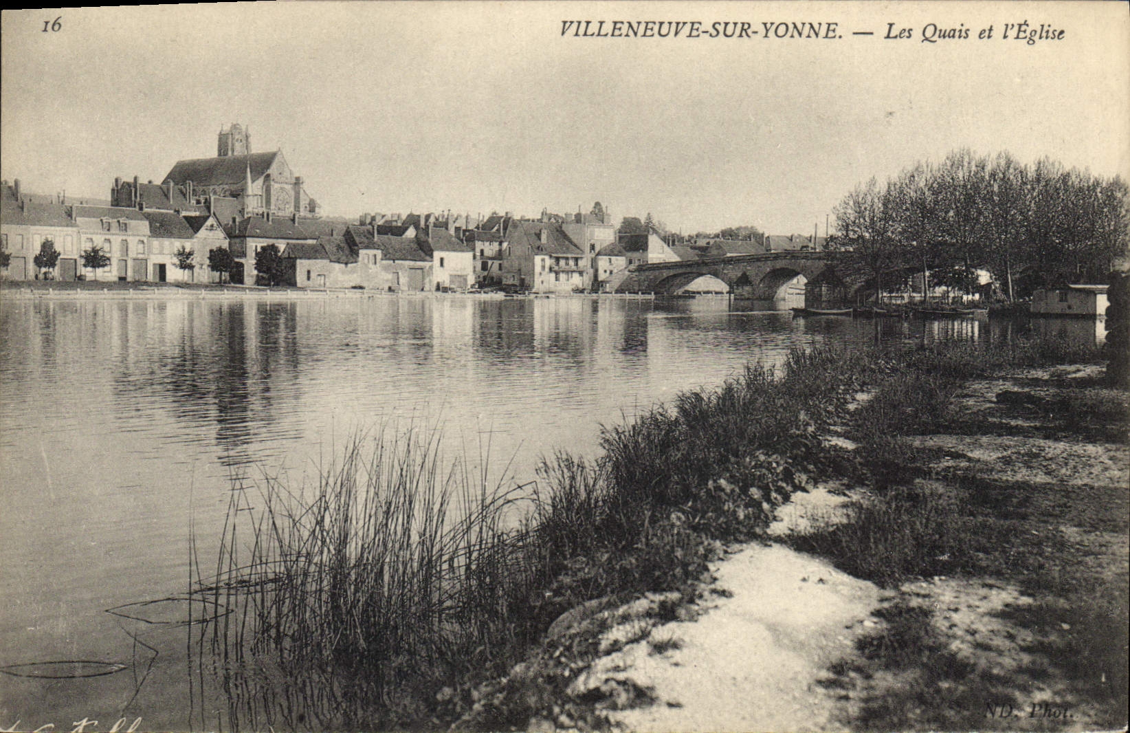 Villeneuve-sur-Yonne — Les Quais et l'Église — ND. Phot.