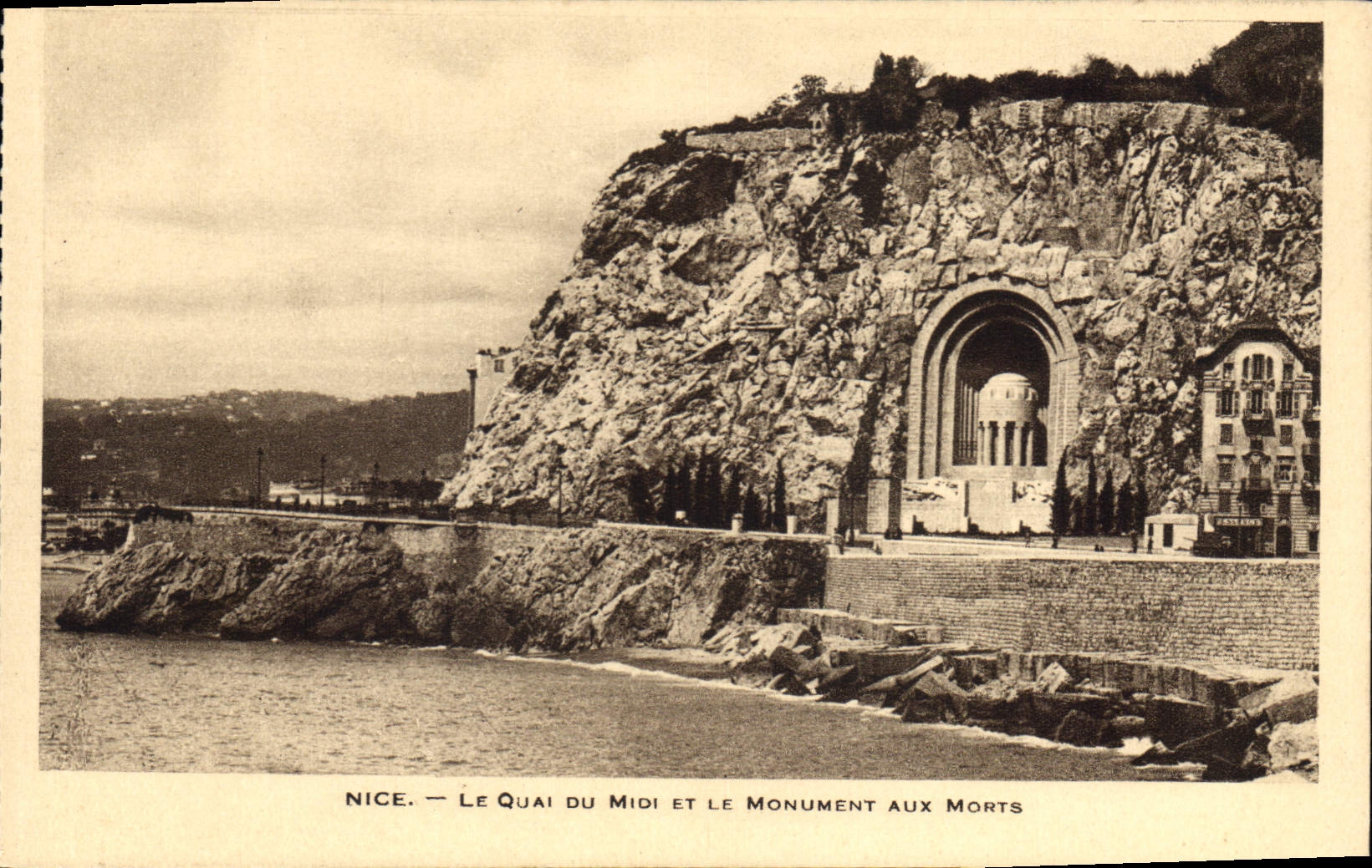 CPA Nice Le Quai de Midi et le Monument aux Morts 