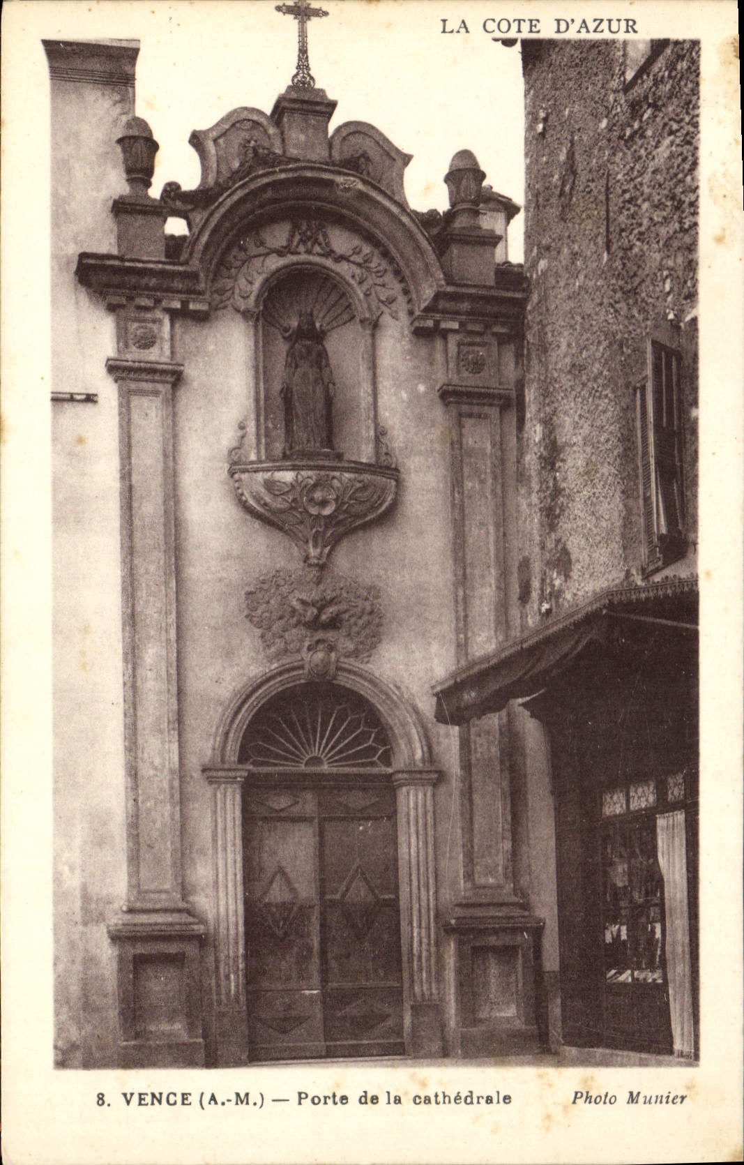 CPA La Cote d'Azur Vence A M Porte de la cathedrale 