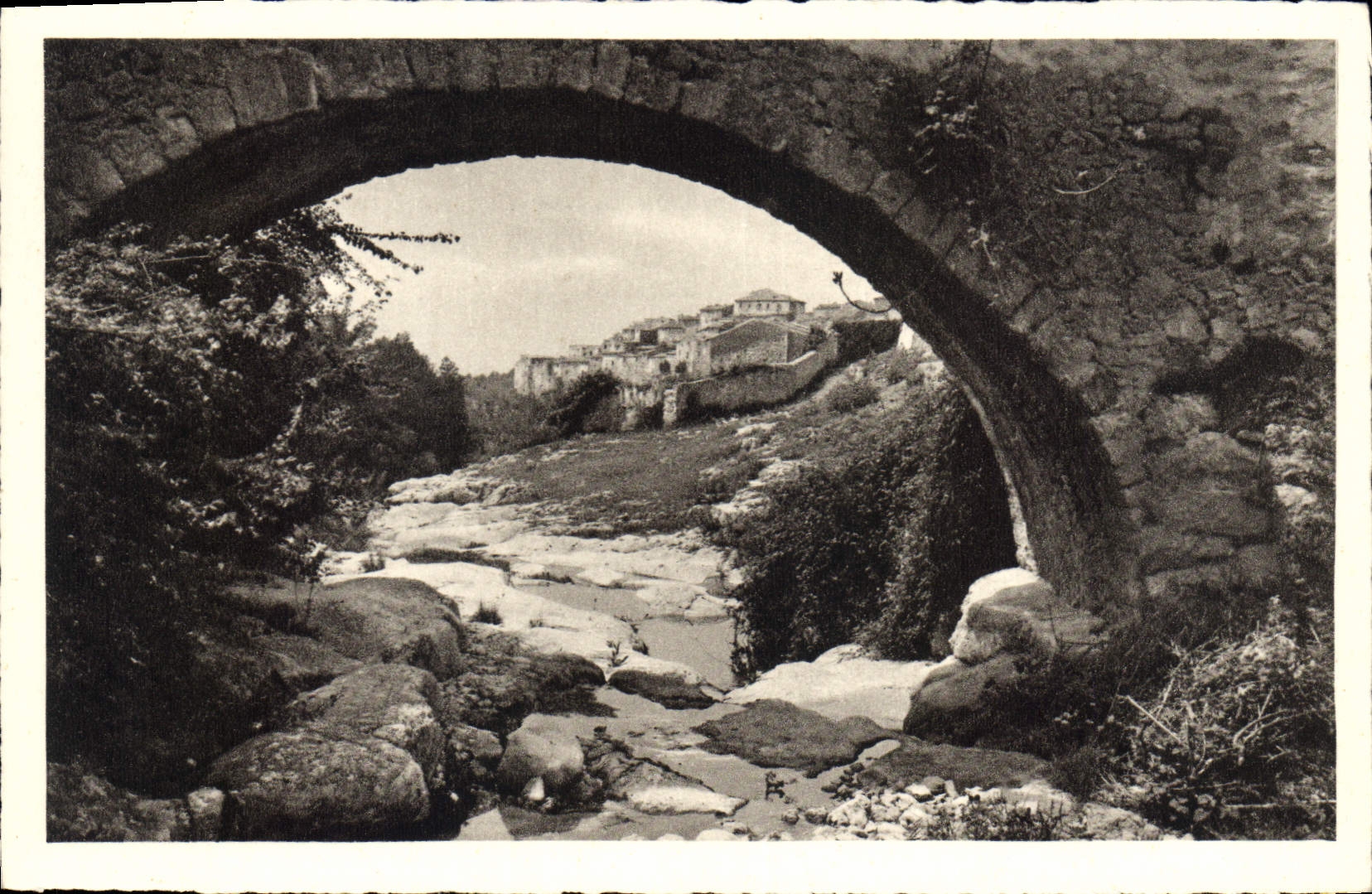 CPA Tourrettes Sur Loup Vue sous le viuex pont La Cote d'Azur 