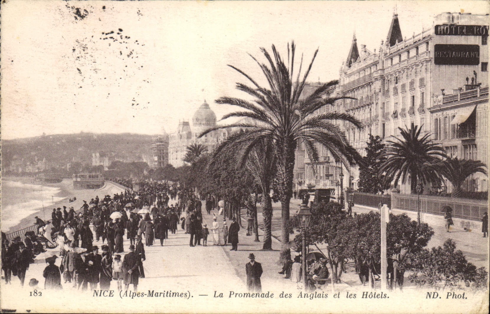 CPA Nice Alpes Maritimes La Promenade des Anglais et les Hotels 