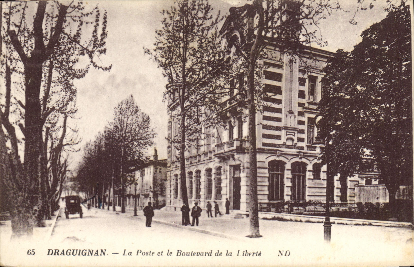 Draguignan — La Poste et le Boulevard de la Liberté — ND