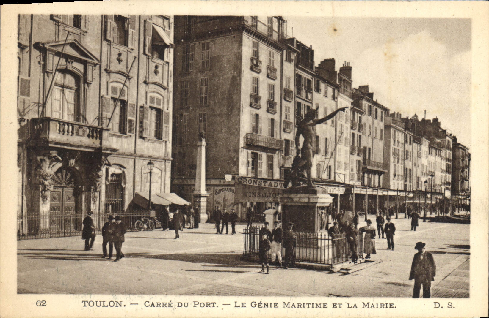 CPA Carre du Port Le Genie Maritime et la Mairie 