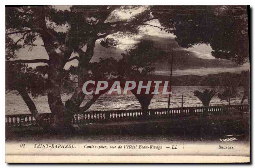 CPA Saint Raphael Contre jour vue de l'hotel Beau Rivage 