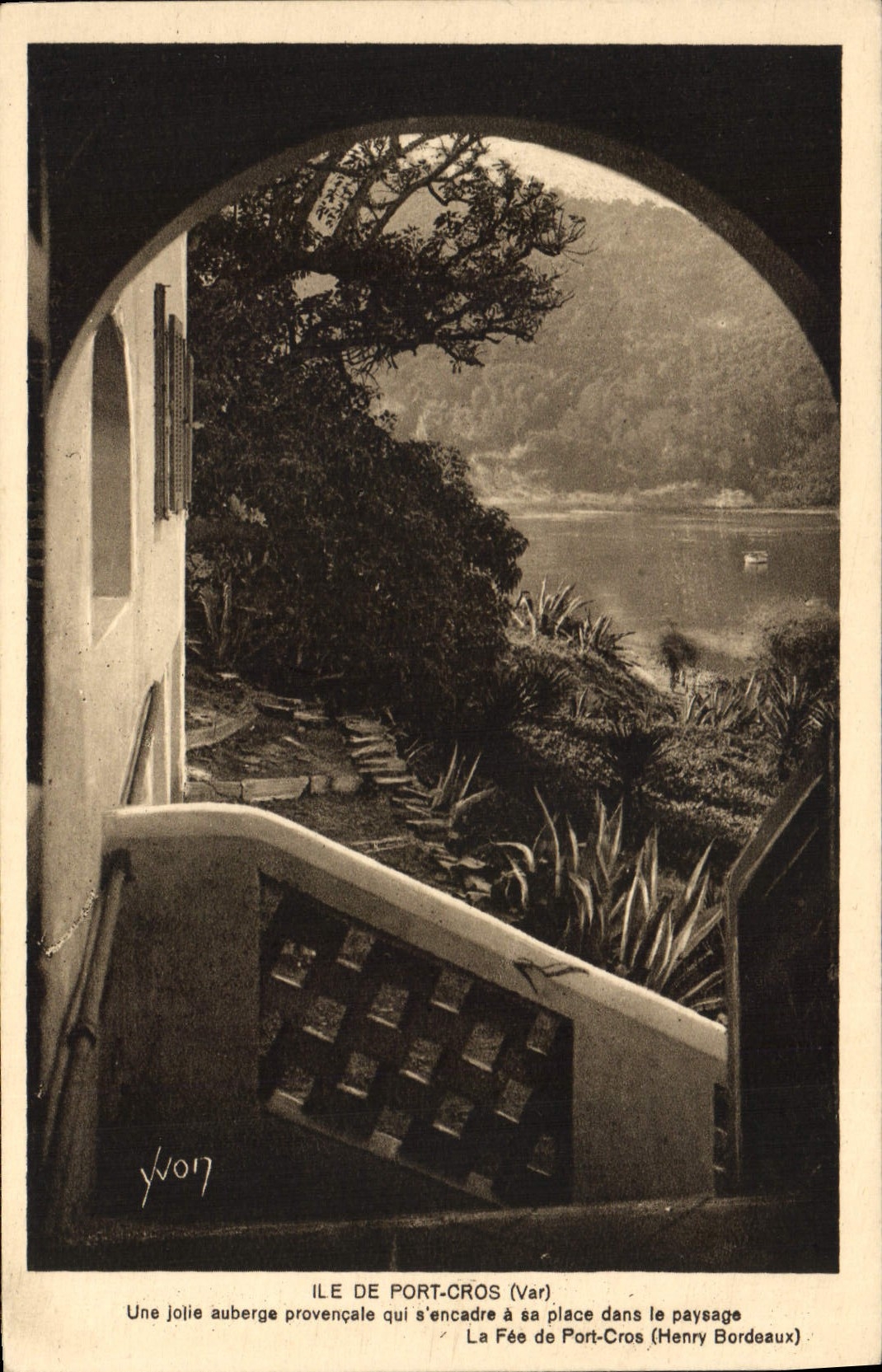 Ile de Port-Cros (Var) — Une jolie auberge provençale qui s'encadre à sa place dans le paysage — La Fée de Port-Cros (Henry Bordeaux)