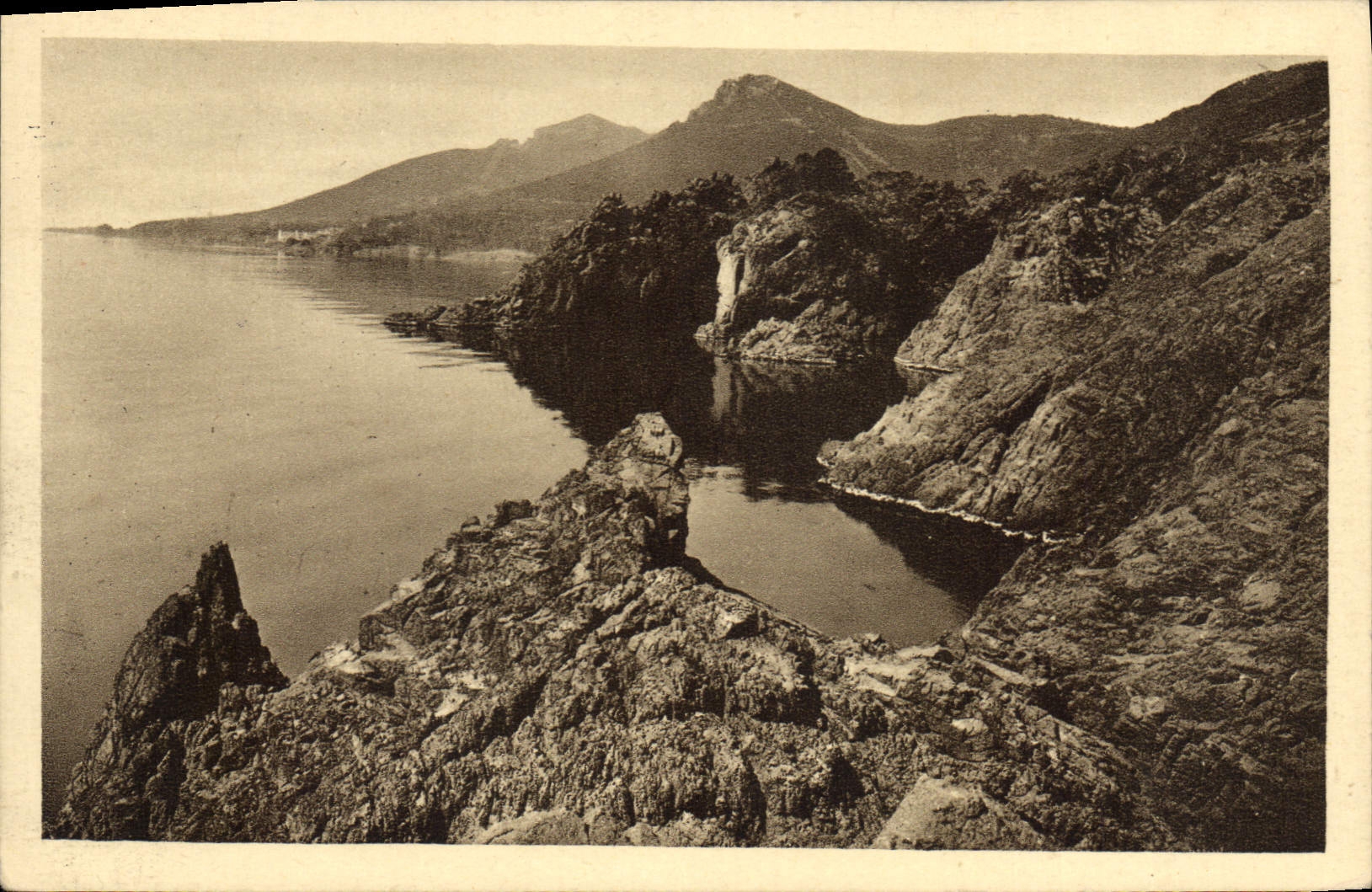 Les rochers du Trayas, le Pic Aurèle et le Cap Roux — Collection Rélié à Laôte D'Azur