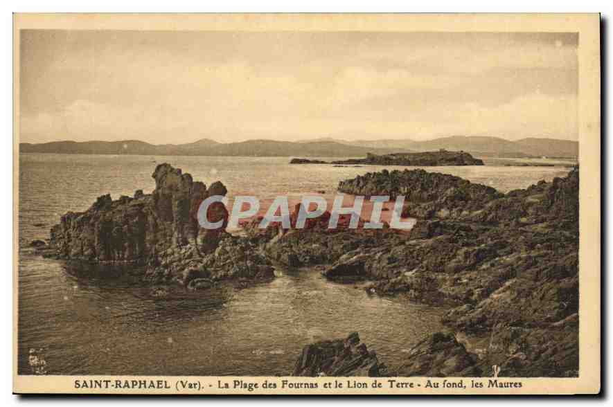 CPA Saint Raphael Var La Plage des Fournas et le Lion de Terre Au fond les Maures 