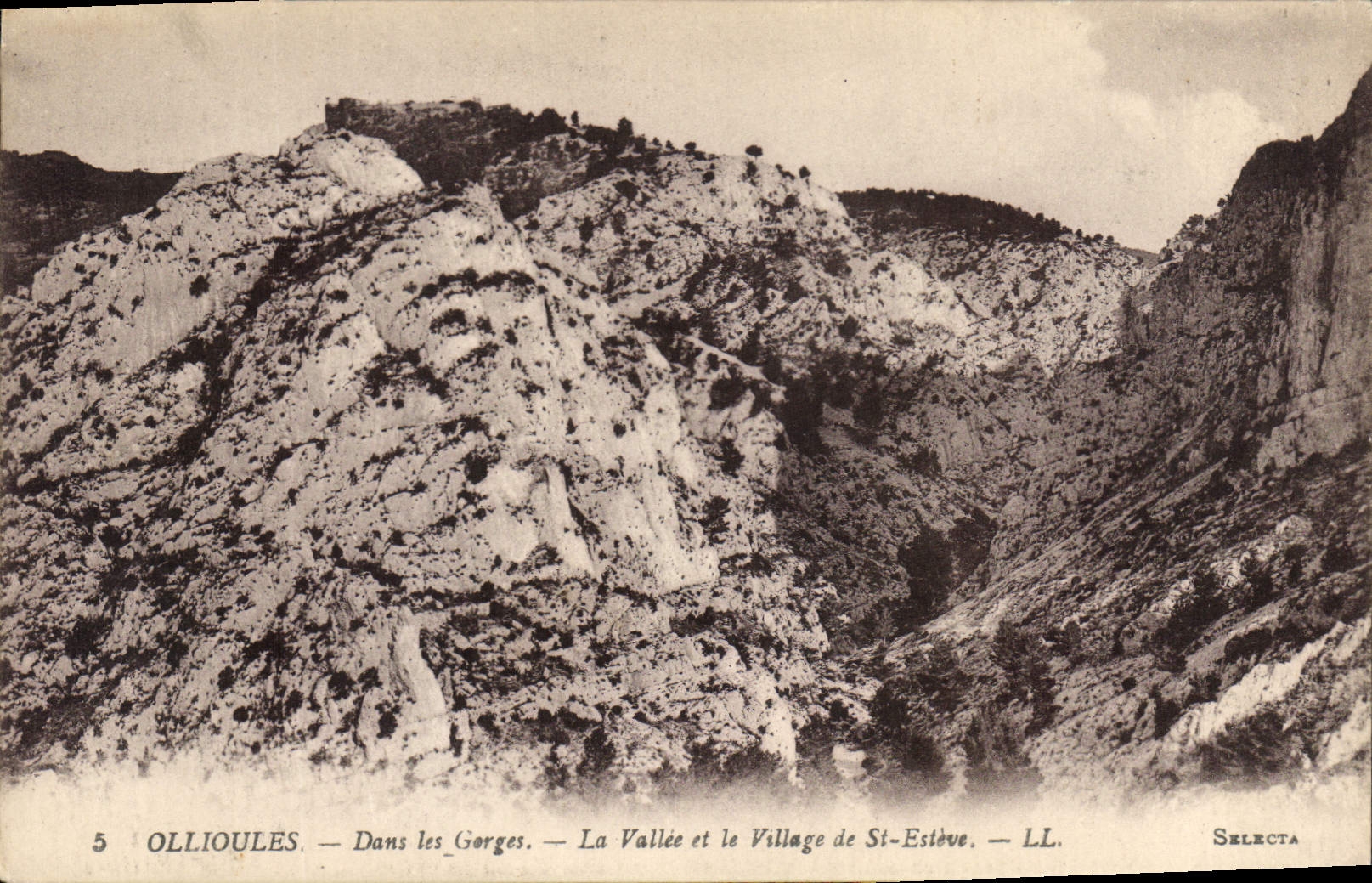 CPA Ollioules Dans les Gorges La Vallee et le Village de St Esteve 