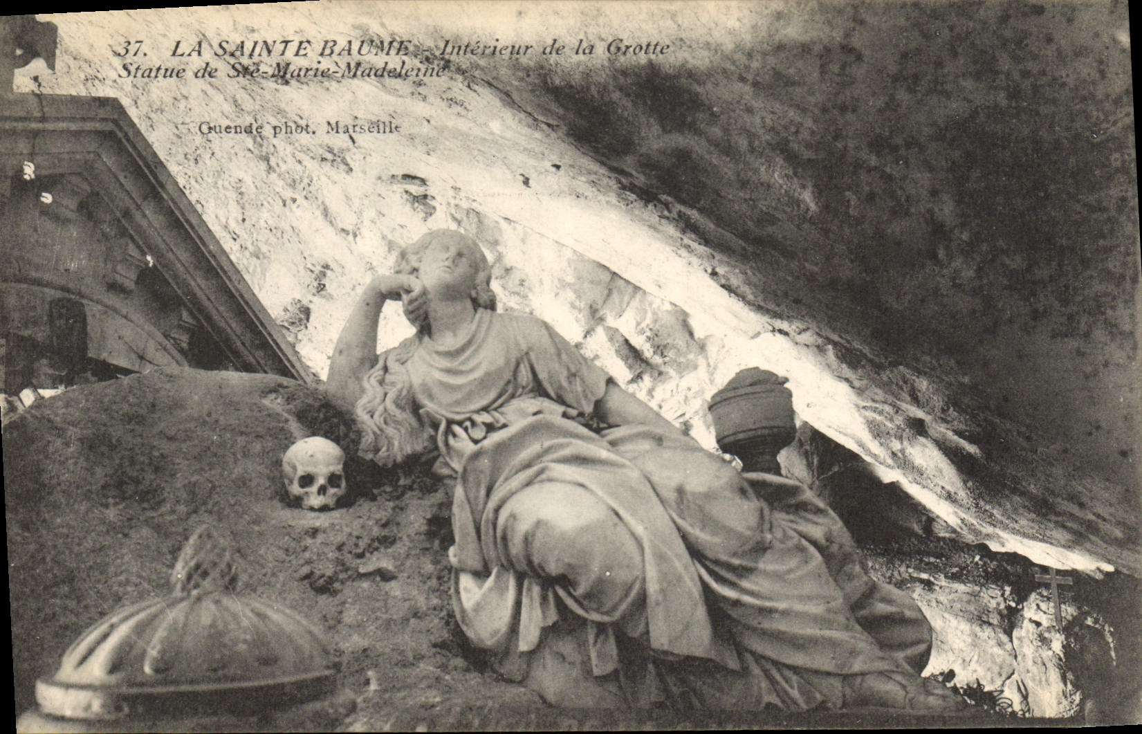 La Sainte Baume — Intérieur de la Grotte — Statue de Sainte-Marie-Madeleine — Guende phot. Marséille