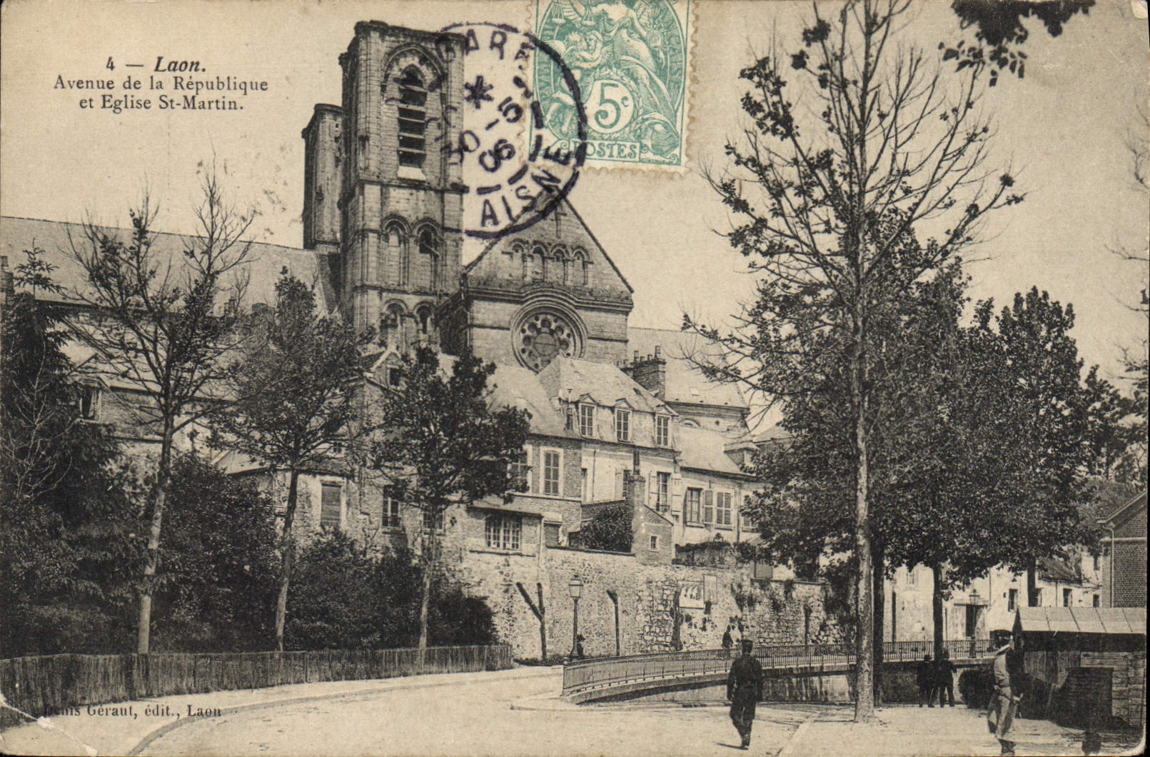 CPA Laon Avenue de la Republique et Eglise St Martin 