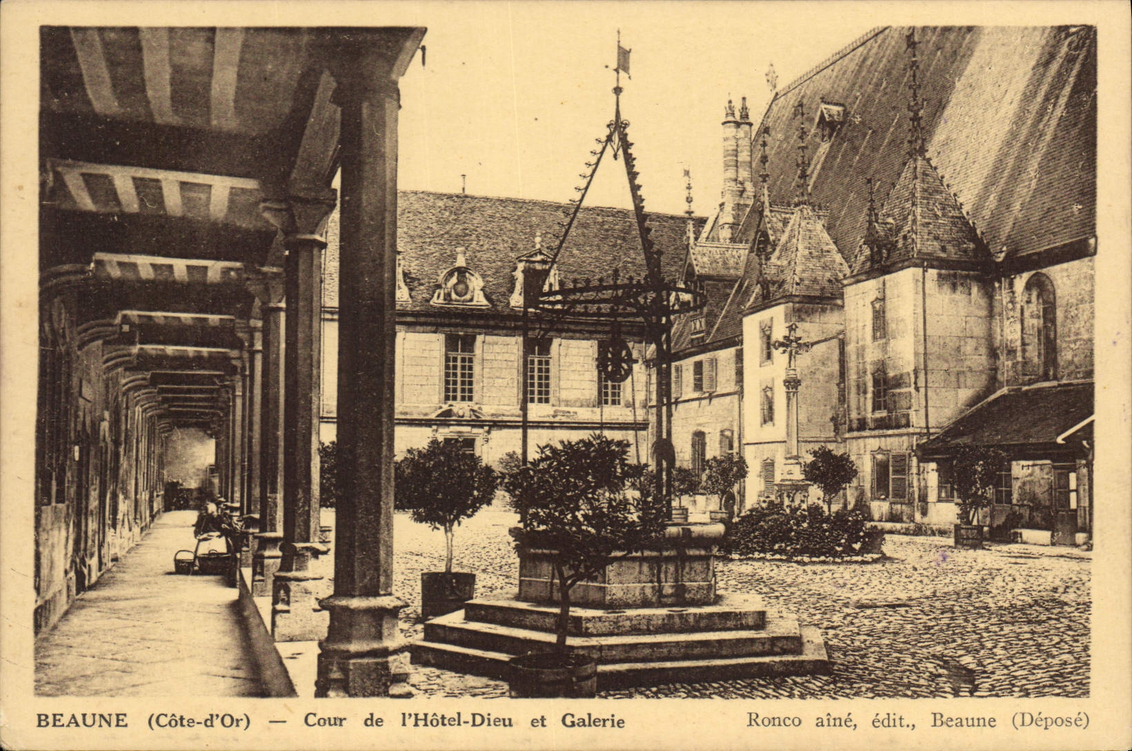 CPA Beaune Cote d'Or Cour de l'Hotel Dieu et Galerie 