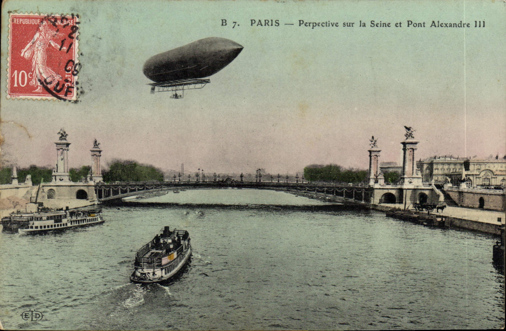 CPA Paris Perspective sur la Seine et Pont Alexandre III Zeppelin Dirigeable