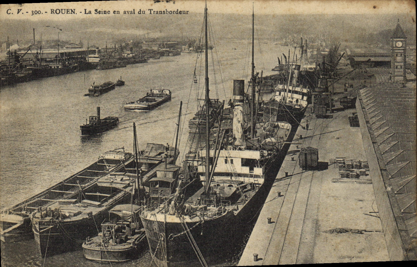 CPA Rouen La Seine en aval du Transbordeur Bateaux