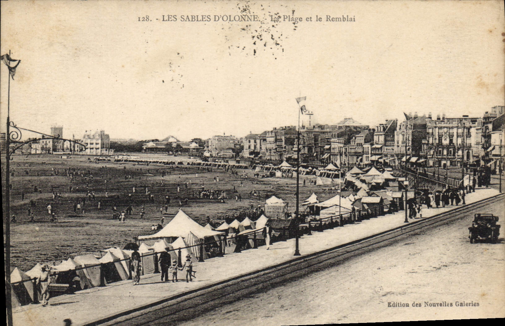 CPA Les Sables d'Olonne La Plage et le Remblai 