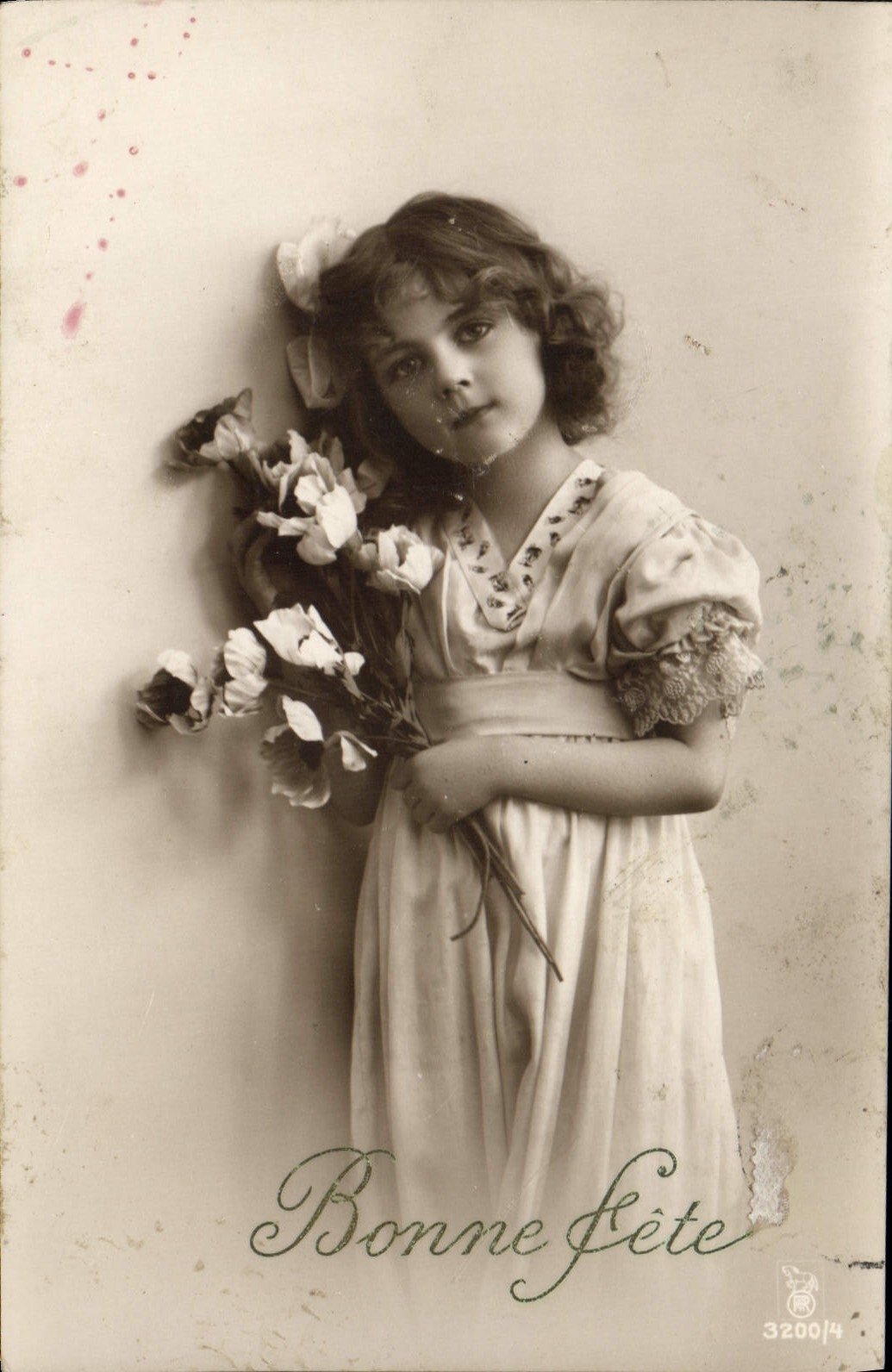 Fille tenant un bouquet — Bonne fête — Éditeur anonyme, n° 3200/4