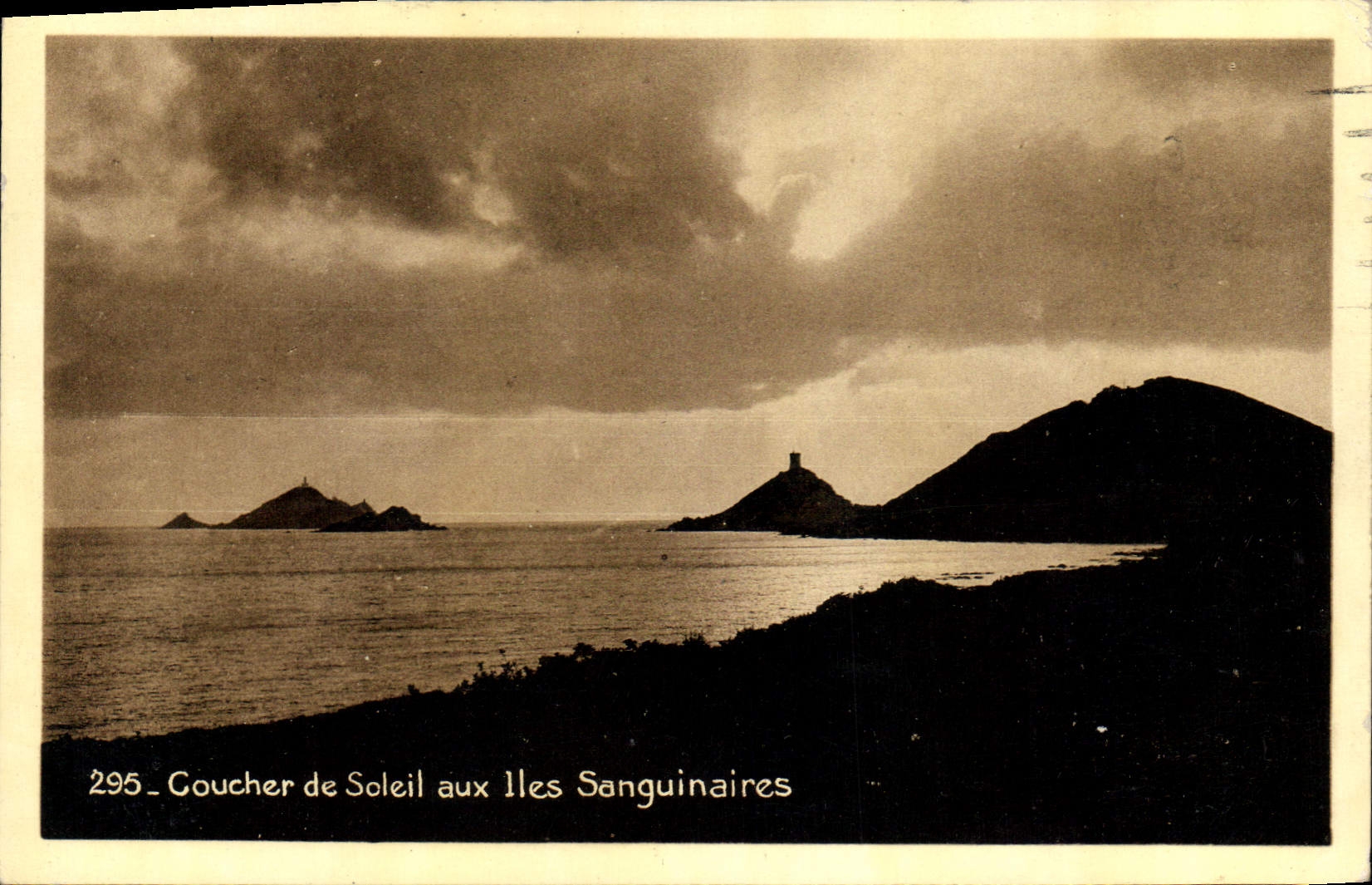 CPA Coucher de Soleil aux Iles Sanguinaires 
