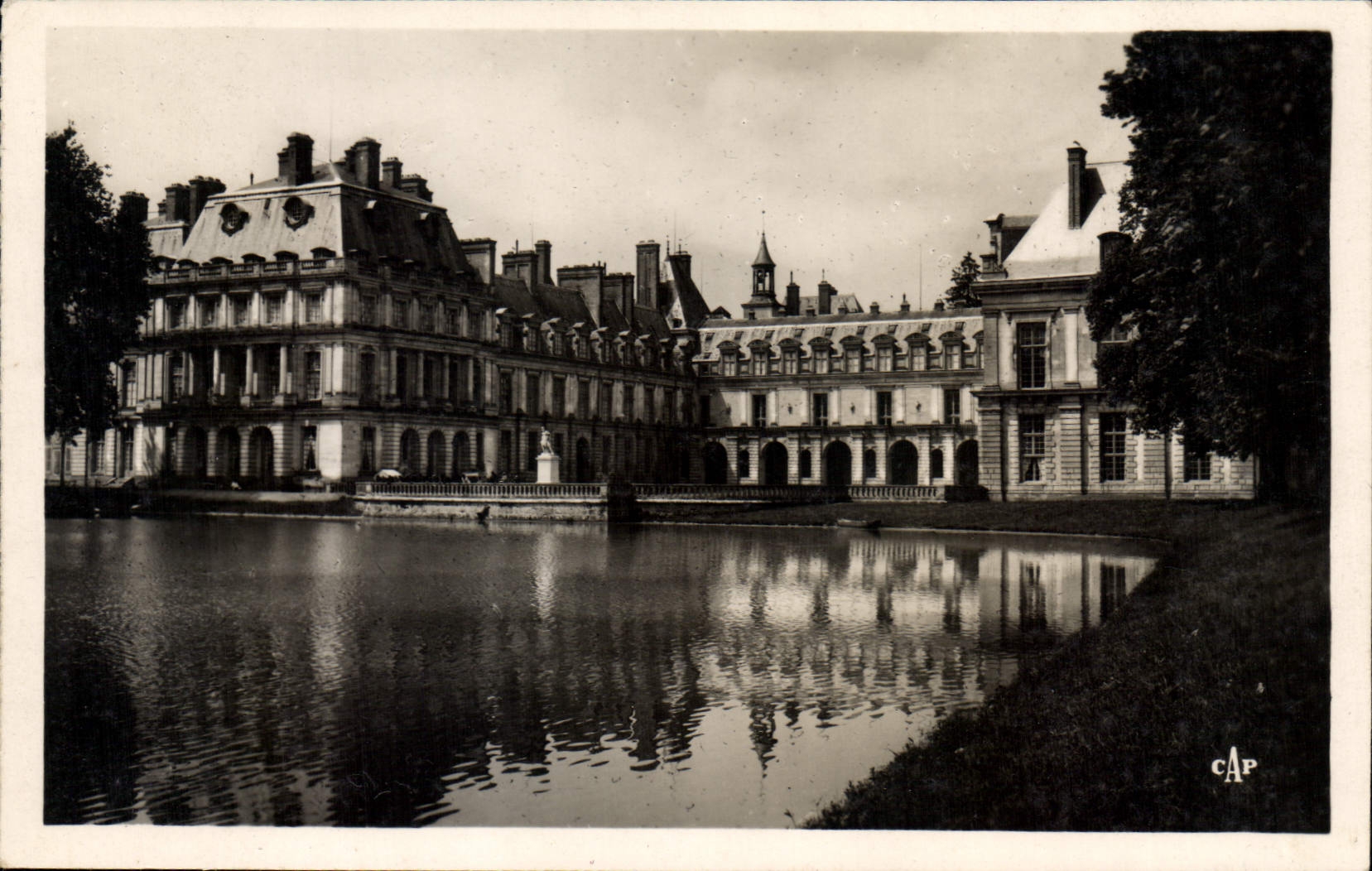 Château de Fontainebleau — Cour de la Fontaine et Etang aux Carpes — C.A.P. (47)