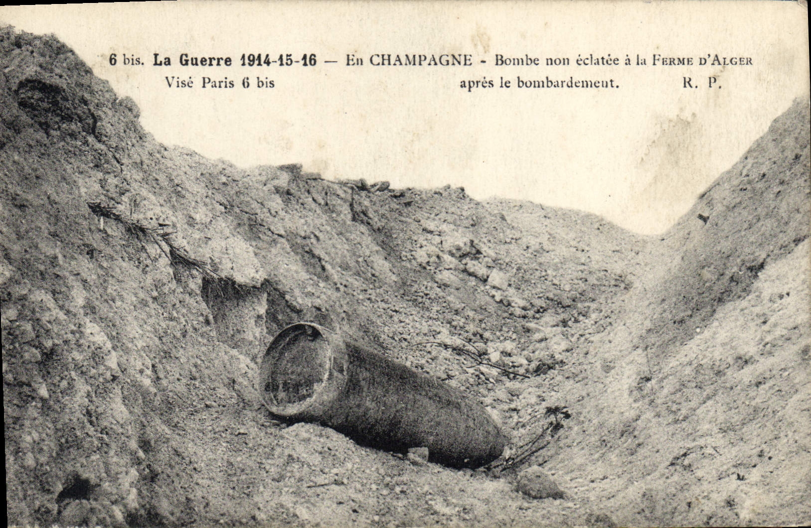 CPA La Guerre 1914 15 16 En Champagne Bombe non eclatee a la Ferme d'Alger apres le bombardement 