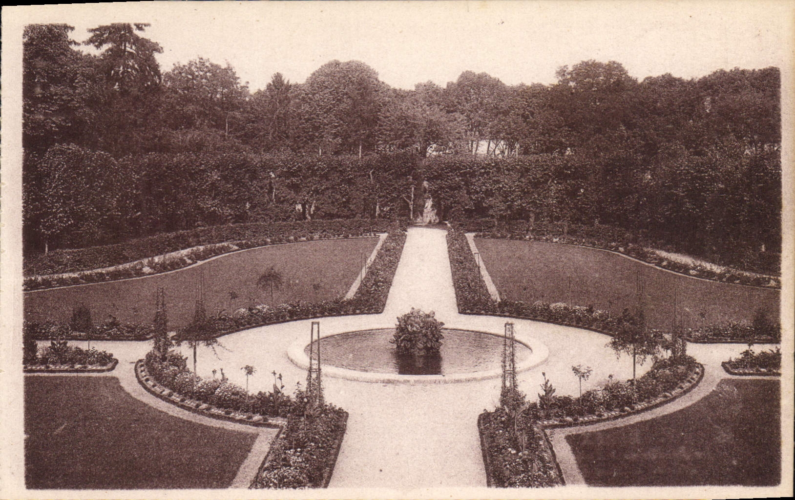 Le Jardin de l'Ancien Evêché — Meaux — dessiné par Lénôtre
