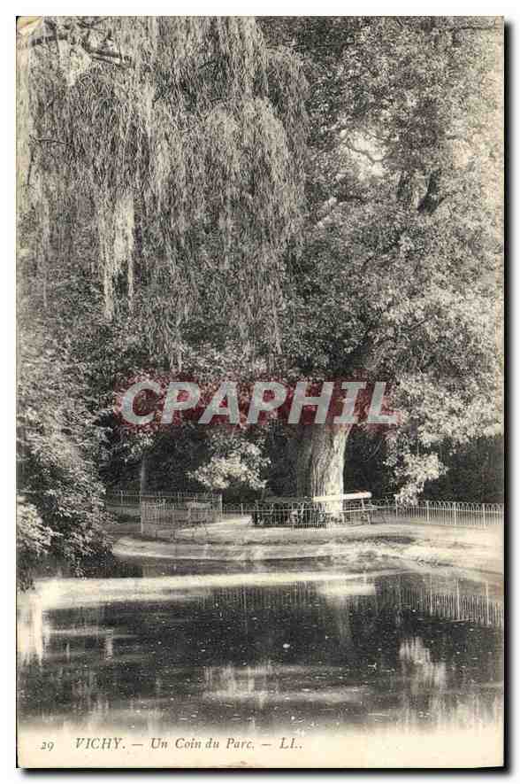CPA Vichy Un Coin du Parc 