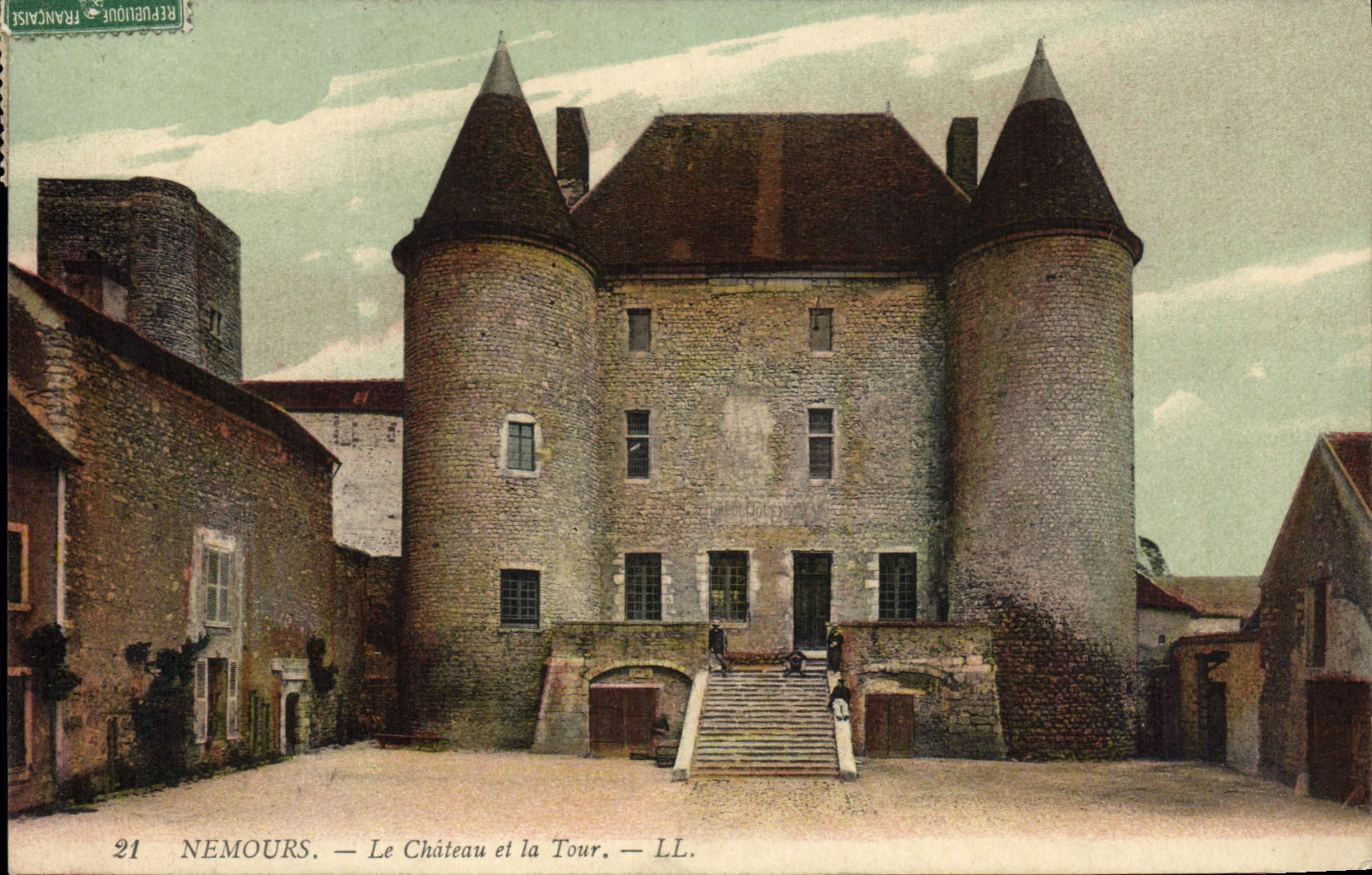 CPA Nemours Le Chateau et la Tour 