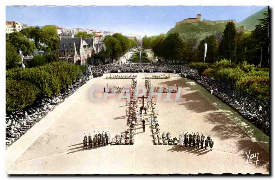 CPA Lourdes Le Chemin de Croix des Malades pendant le Rosaire 