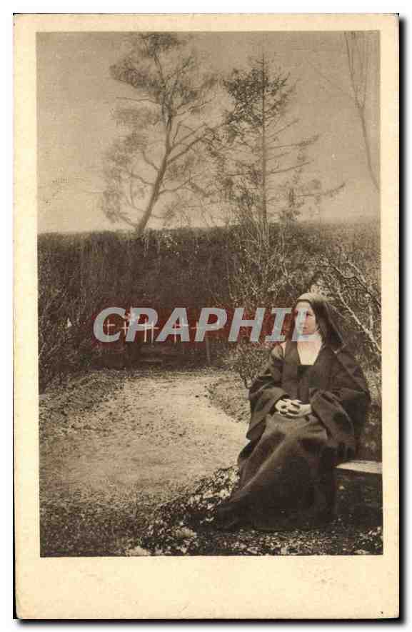 CPA Ste Therese de l'Enfant Jesus assise dans le jardin du Carmel 