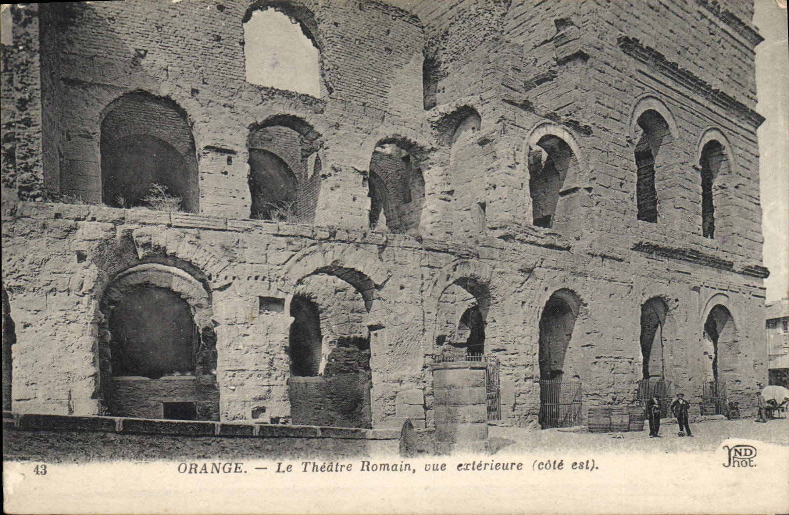 Orange — Le Théâtre Romain, vue extérieure (côté est). — JND Phot.