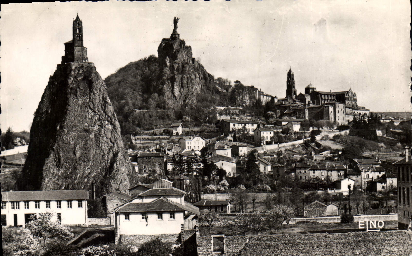 Le Puy-en-Velay — Vue d'ensemble sur le Rocher d'Aiguilhe et le Rocher Cornette — Éditeur EINO