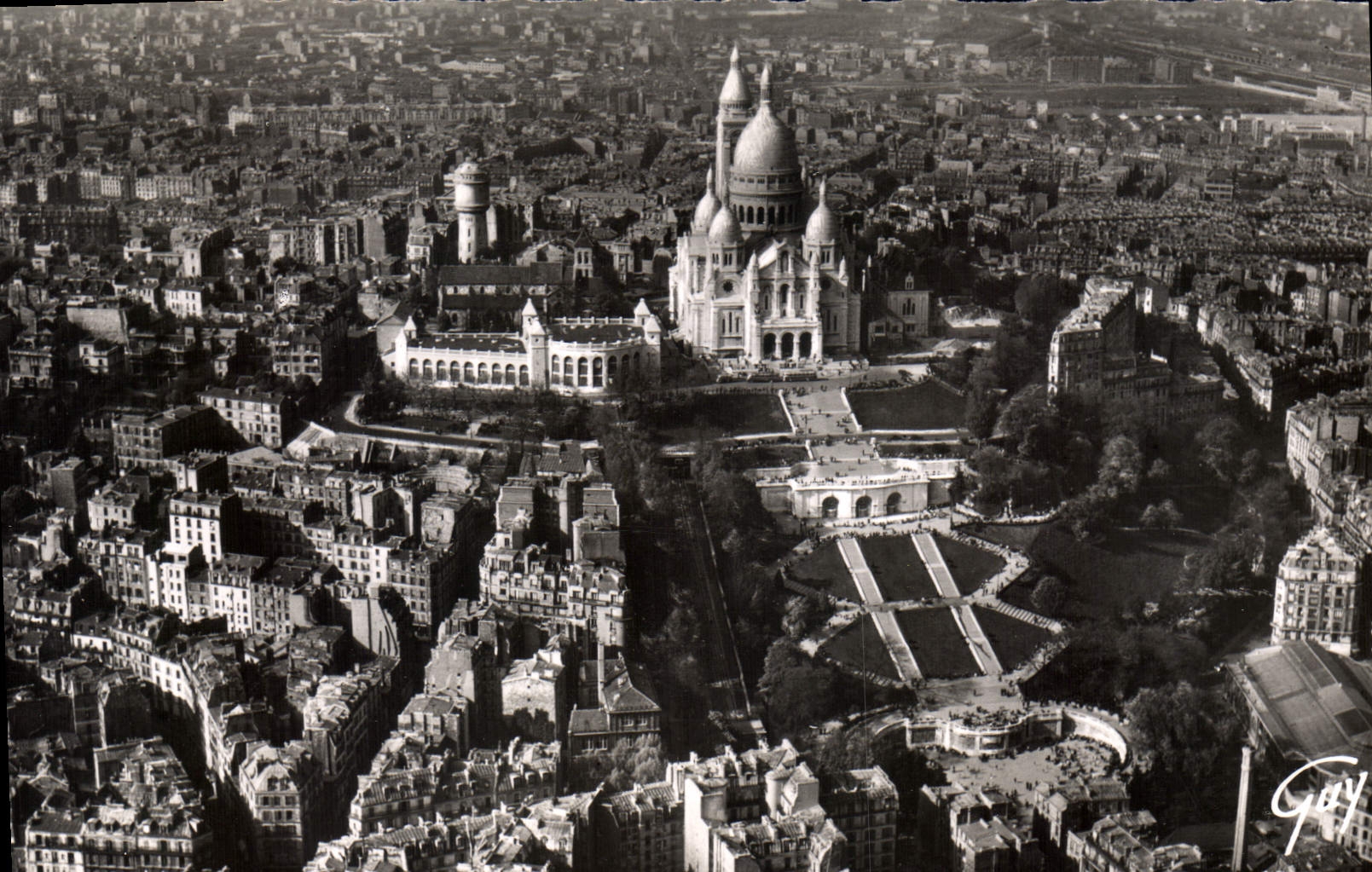 CPA En Avion sur Paris La colline de Montmartre avec basilique du Sacre Coeur et son funiculaire 