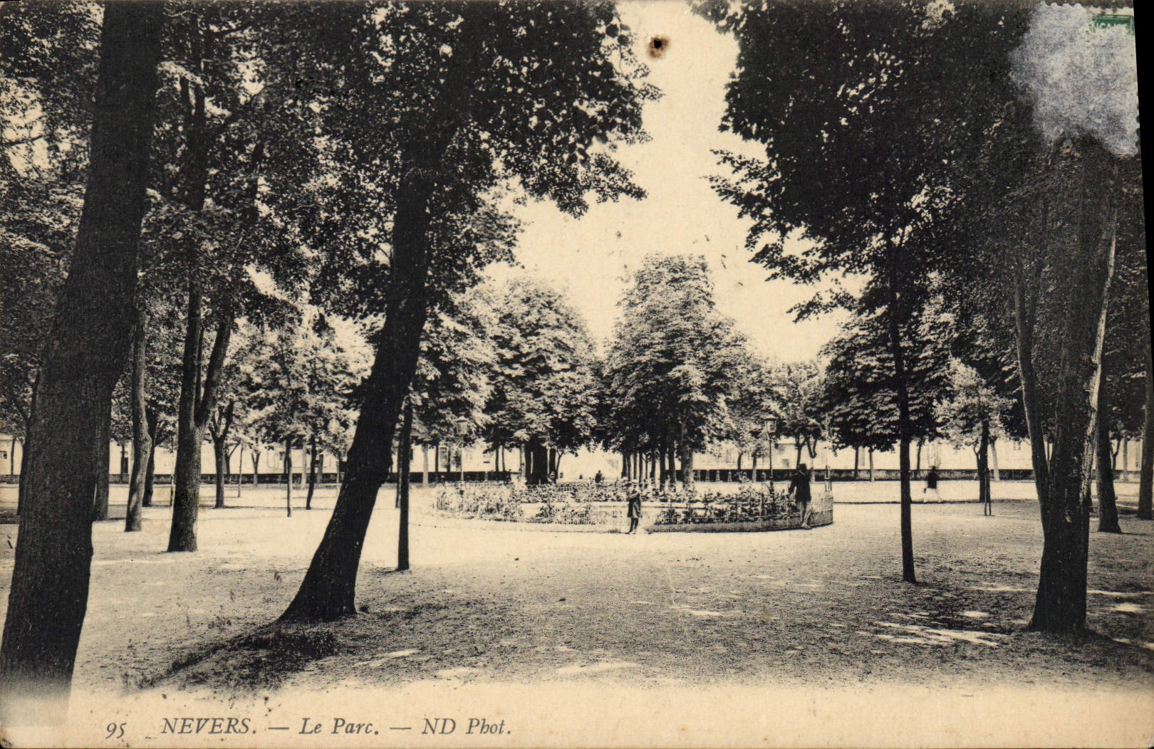 Nevers — Der Park — ND Phoï