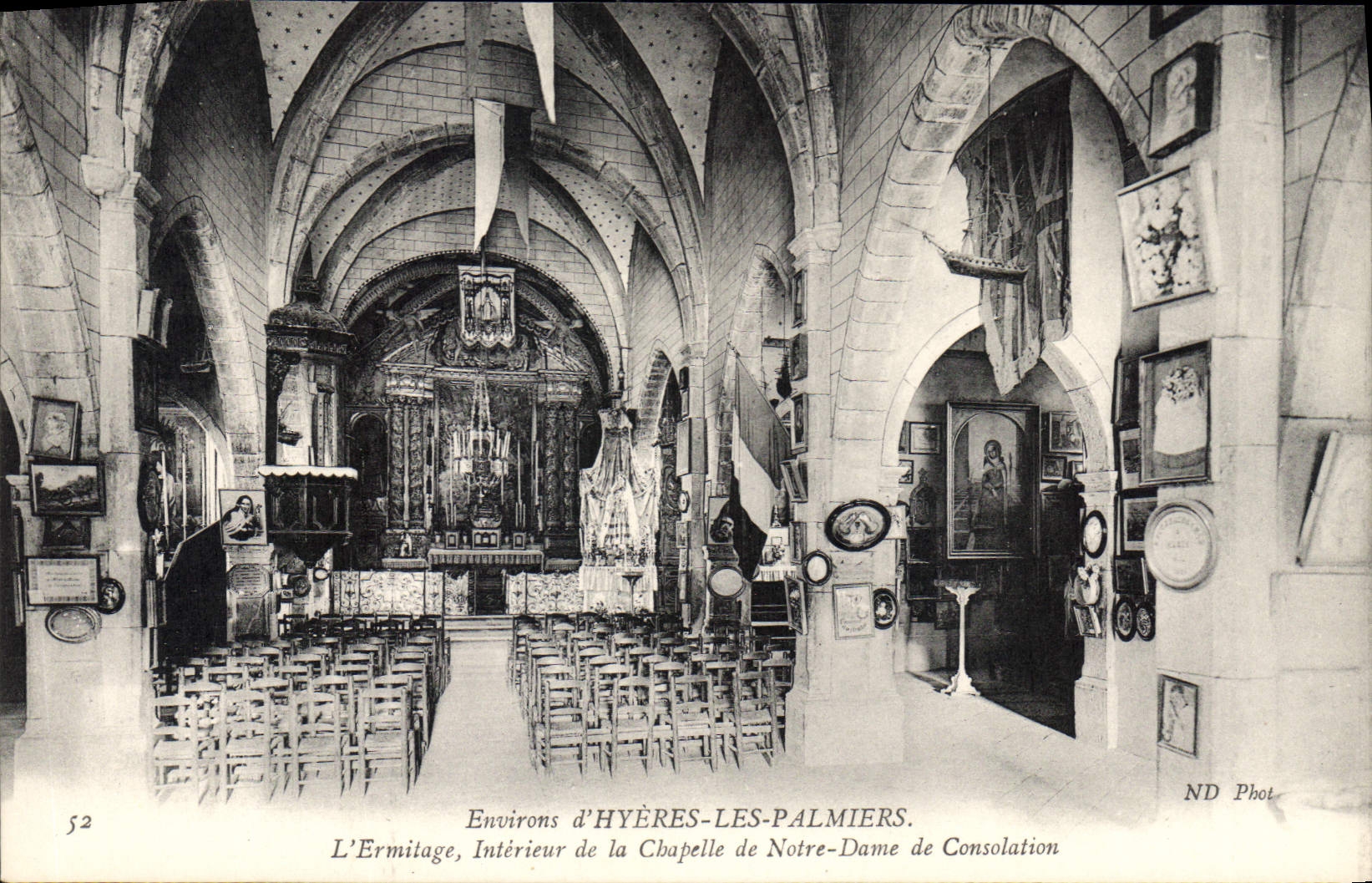 L'Ermitage, Intérieur de la Chapelle de Notre-Dame de Consolation — Environs d'Hyères-les-Palmiers — ND Phot.