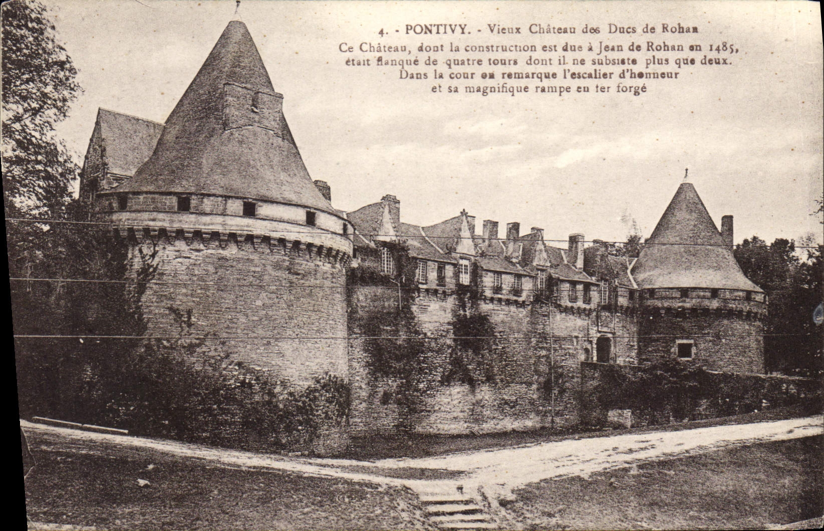CPA Pontivy Vieux Chateau des Ducs de Rohan 