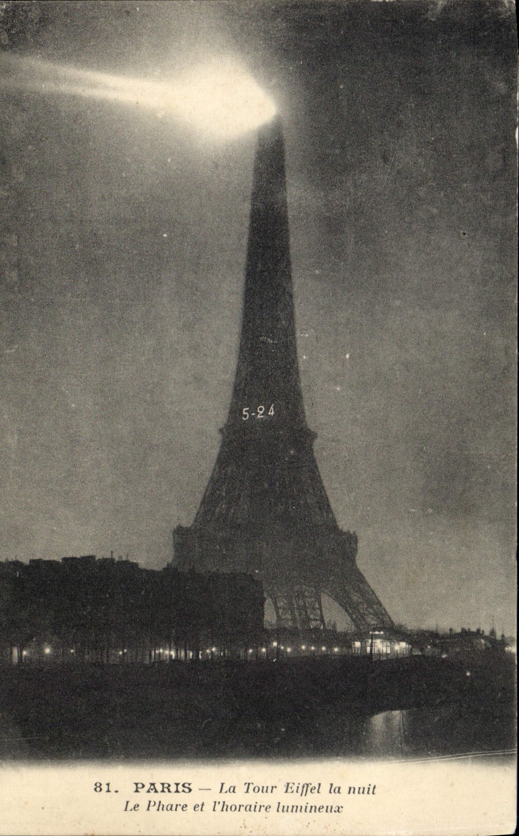CPA Paris La Tour Eiffel la nuit Le Phare et l'horaire lumineux 