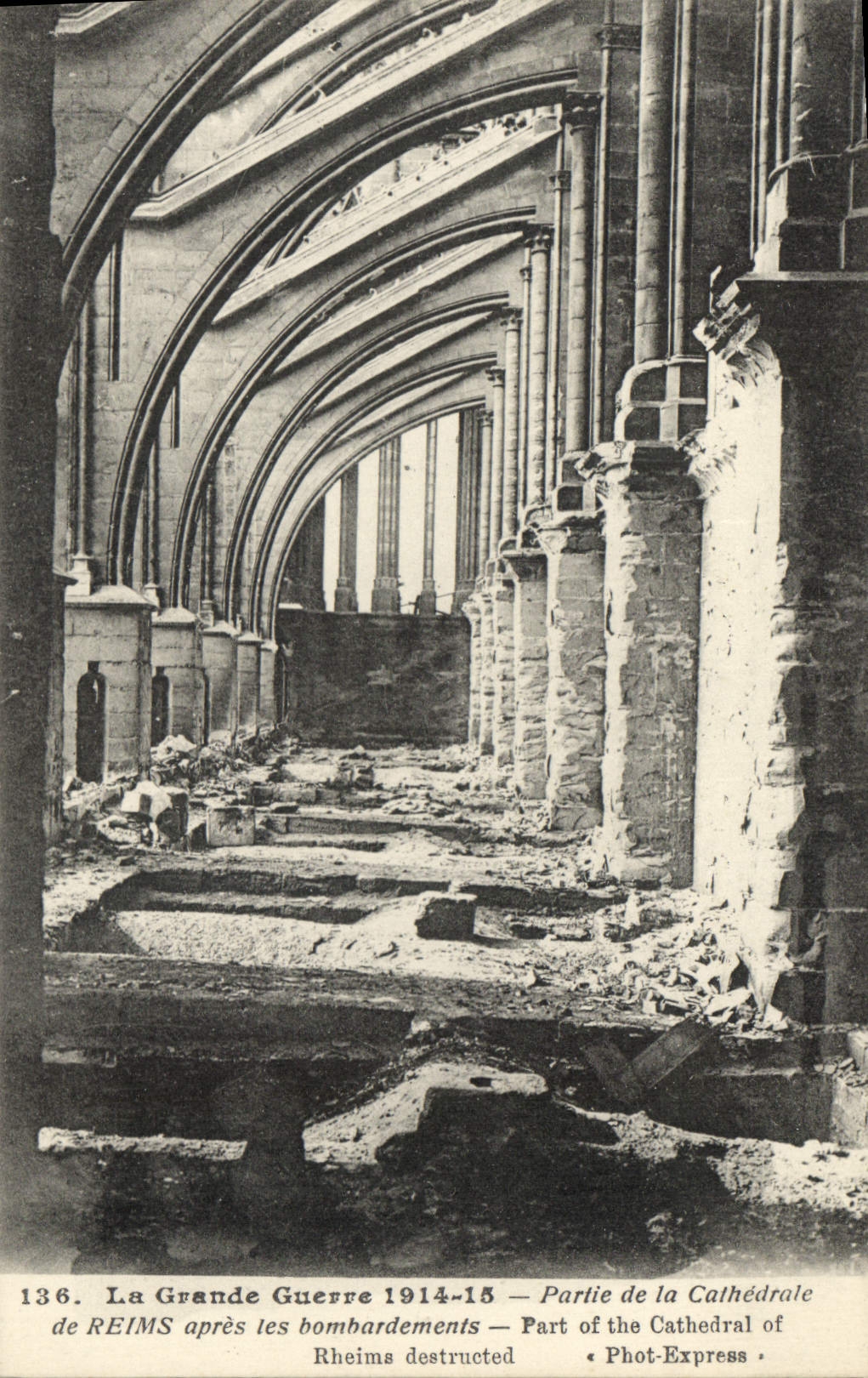 Reims — Cathédrale détruite après les bombardements 1914-15 — Phot-Express n°136