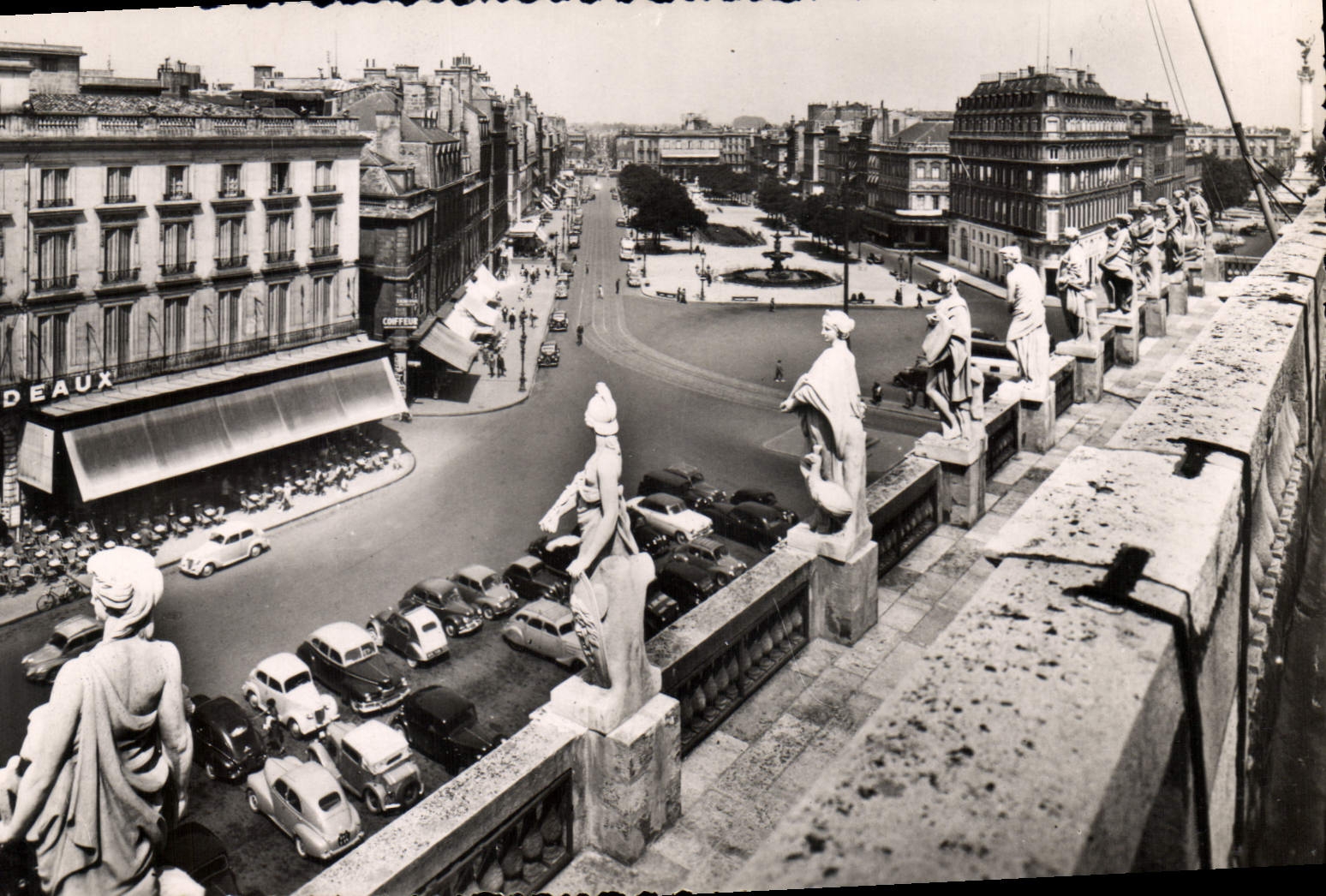 CPA Bordeaux Gironde Les Allees de Tourny et les Statues de la Terrasse du Grand Theatre 