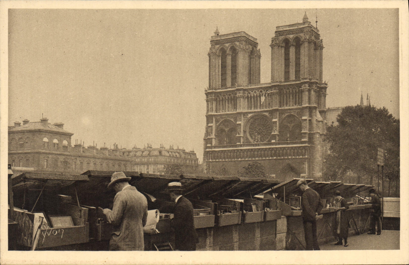 CPA Paris En Flanant Les Bouquinistes du Quai Saint Michel 