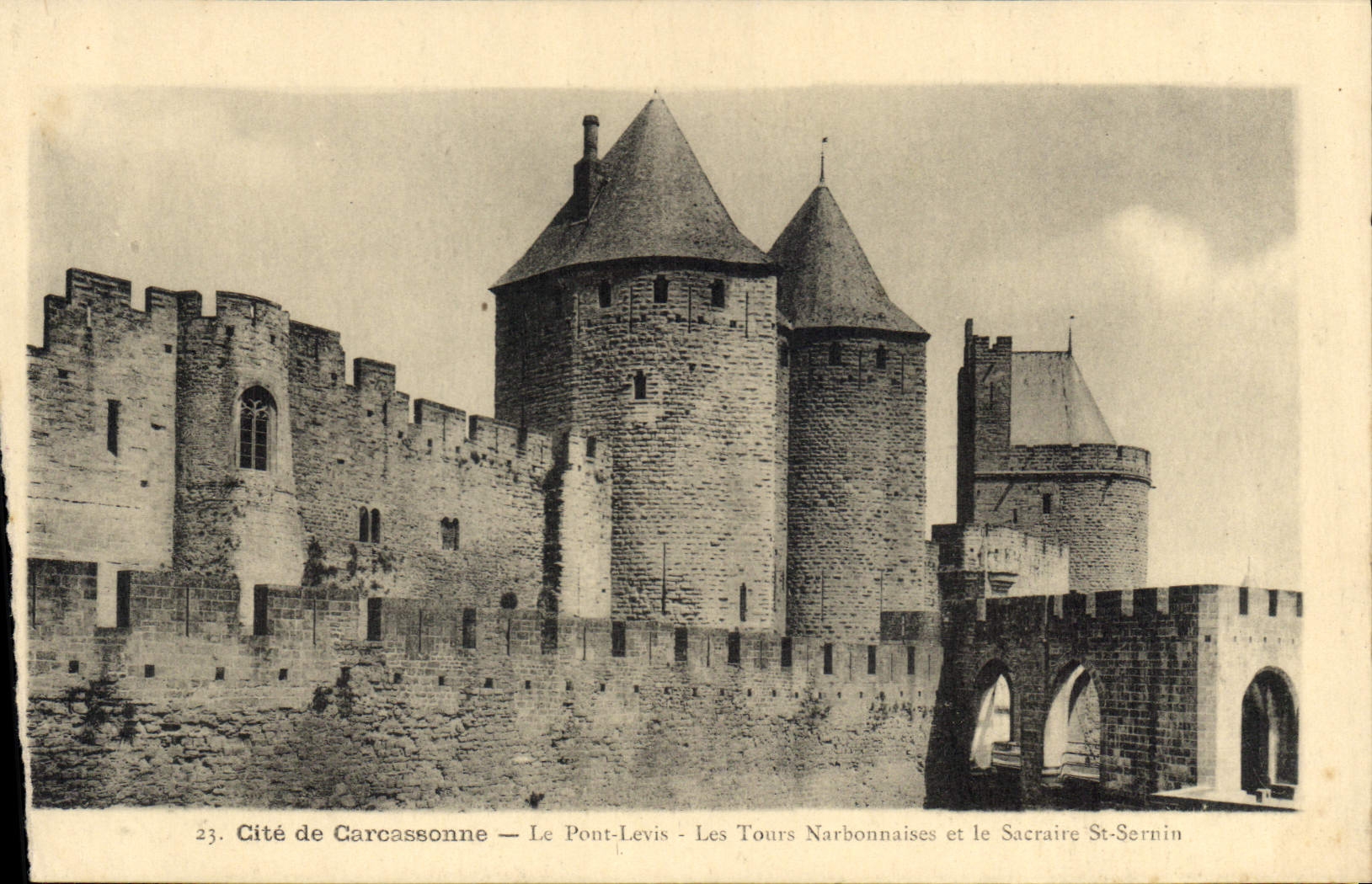 CPA Cite de Carcassonne Le Pont Levis Les Tours Narbonnaises et le Sacraire St Sernin 