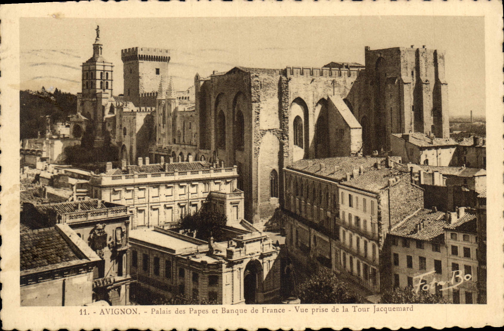 CPA Avignon Palais des Papes et Banque de France Vue prise de la Tour Jacquenard 
