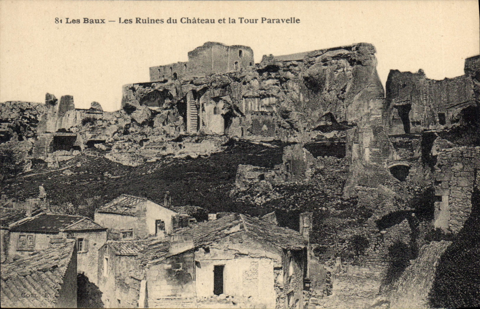 CPA Les Baux Les Ruines du Chateau et la Tour Paravelle 