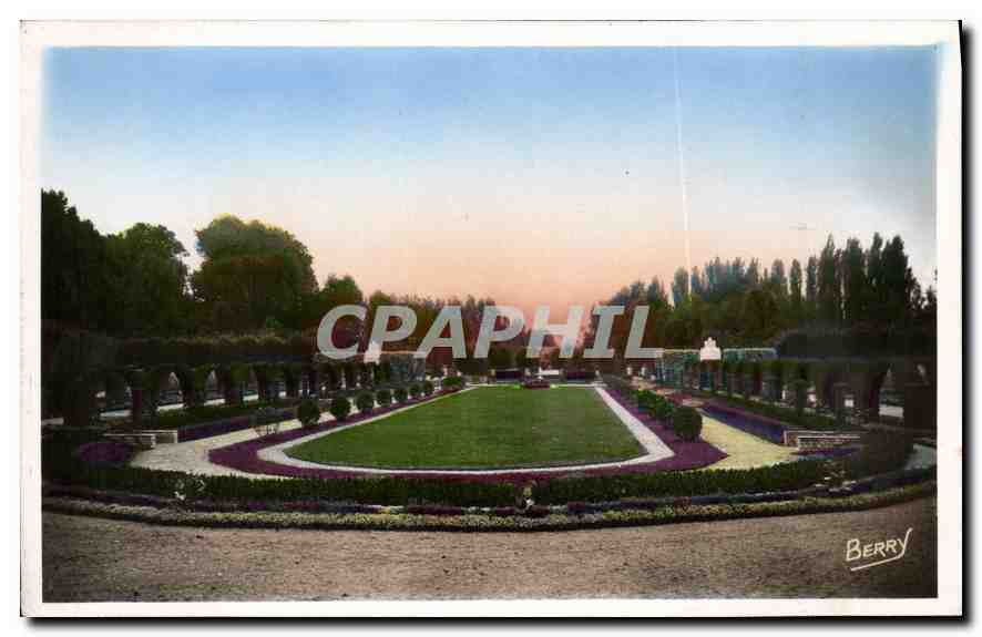 CPA Bourges Cher Jardins des Pres Ficheoux Le Tapis Vert 