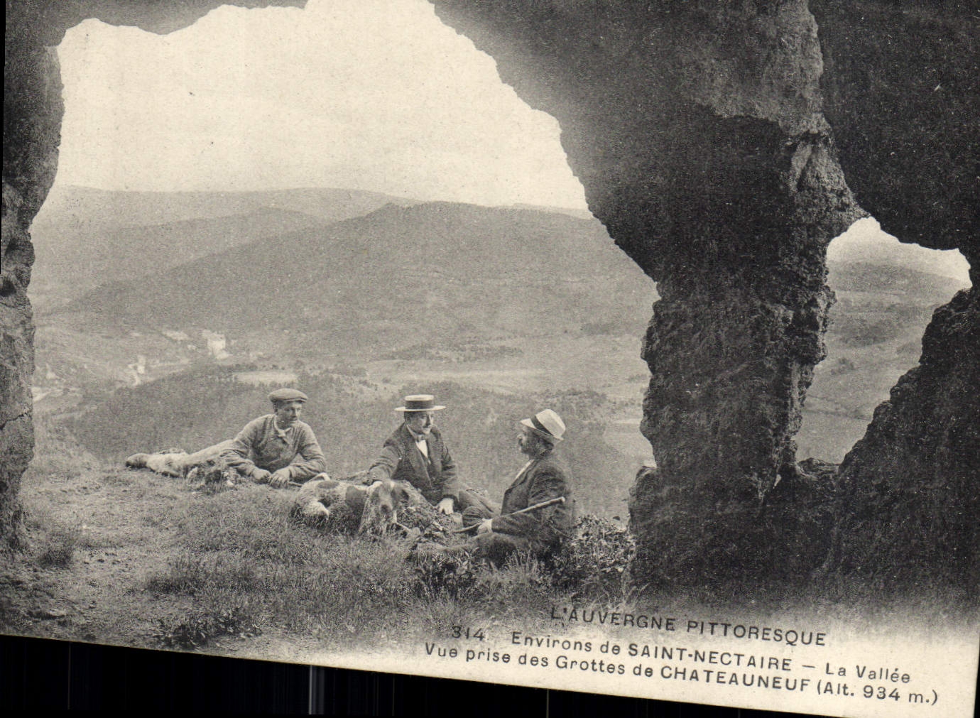 CPA L'Auvergne Pittoresque Environs de Saint Nectaire La Vallee Vue prise des Grottes de Chateauneuf