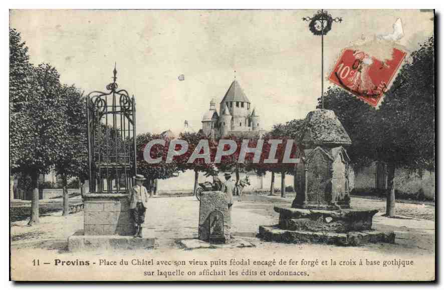 CPA Provins Place du Chatel avec son vieux Puits feodal encage de fer forge et la Croix a base gothi