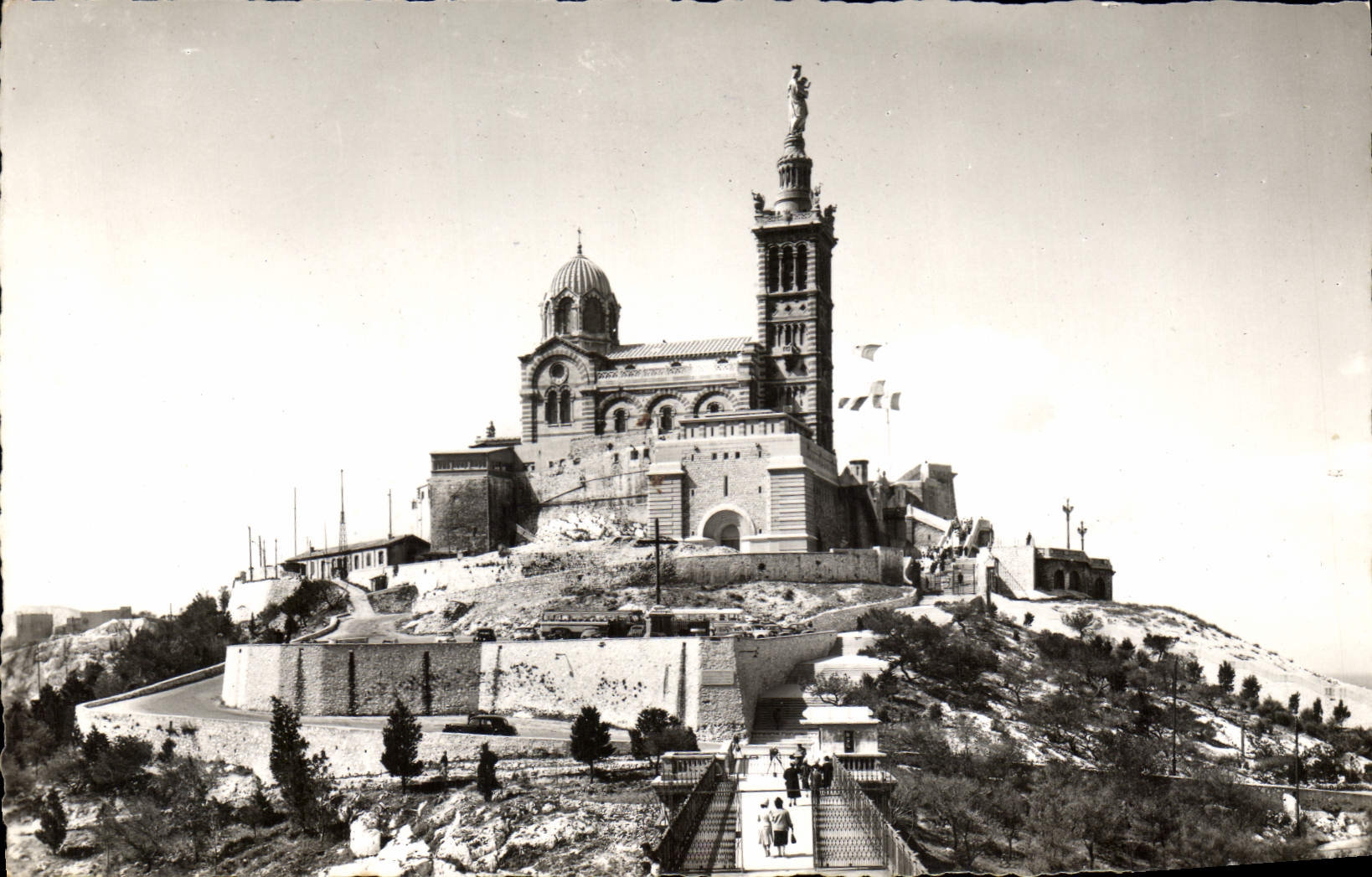 CPA Le Carrefour du Monde Marseille Basilique N D de la Garde 
